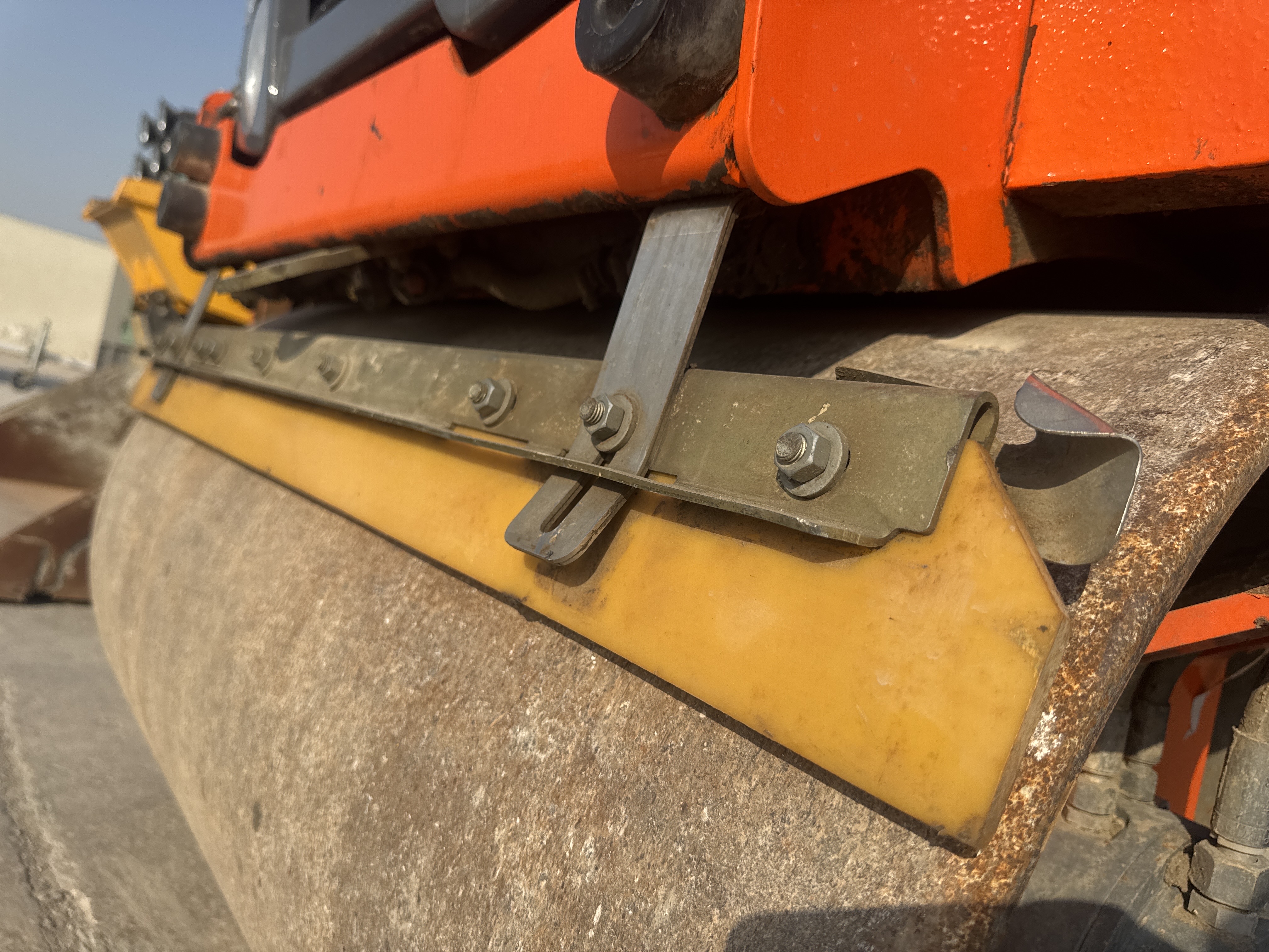 SRC-019-Hamm-HD-12-VV-Tandem-rollers-inspection-Structure-Front-scrapers-1