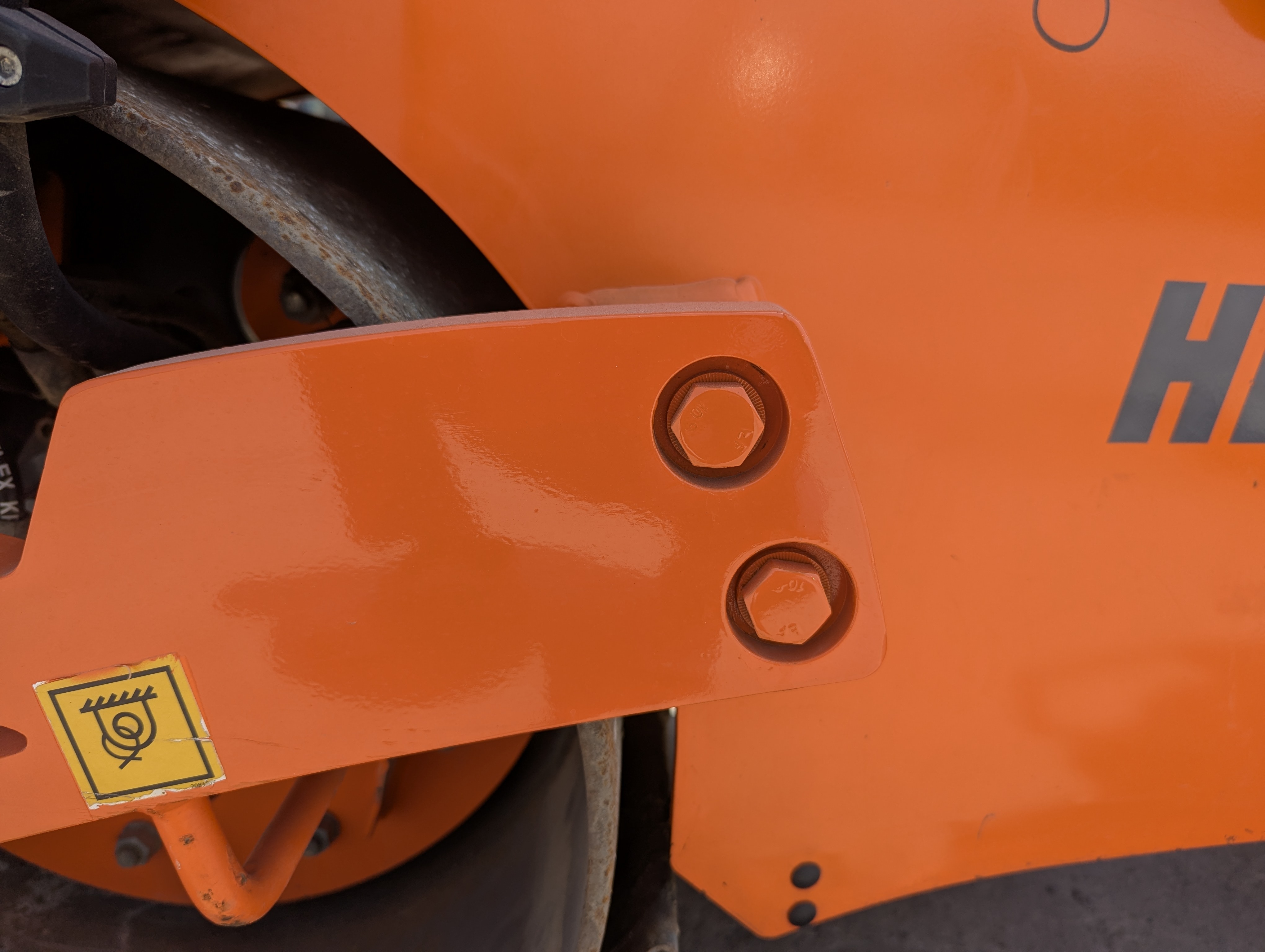 SRC-018-Hamm-HD-8-VV-Tandem-rollers-inspection-Chassis-Rear-drum-mounting-bolts-3