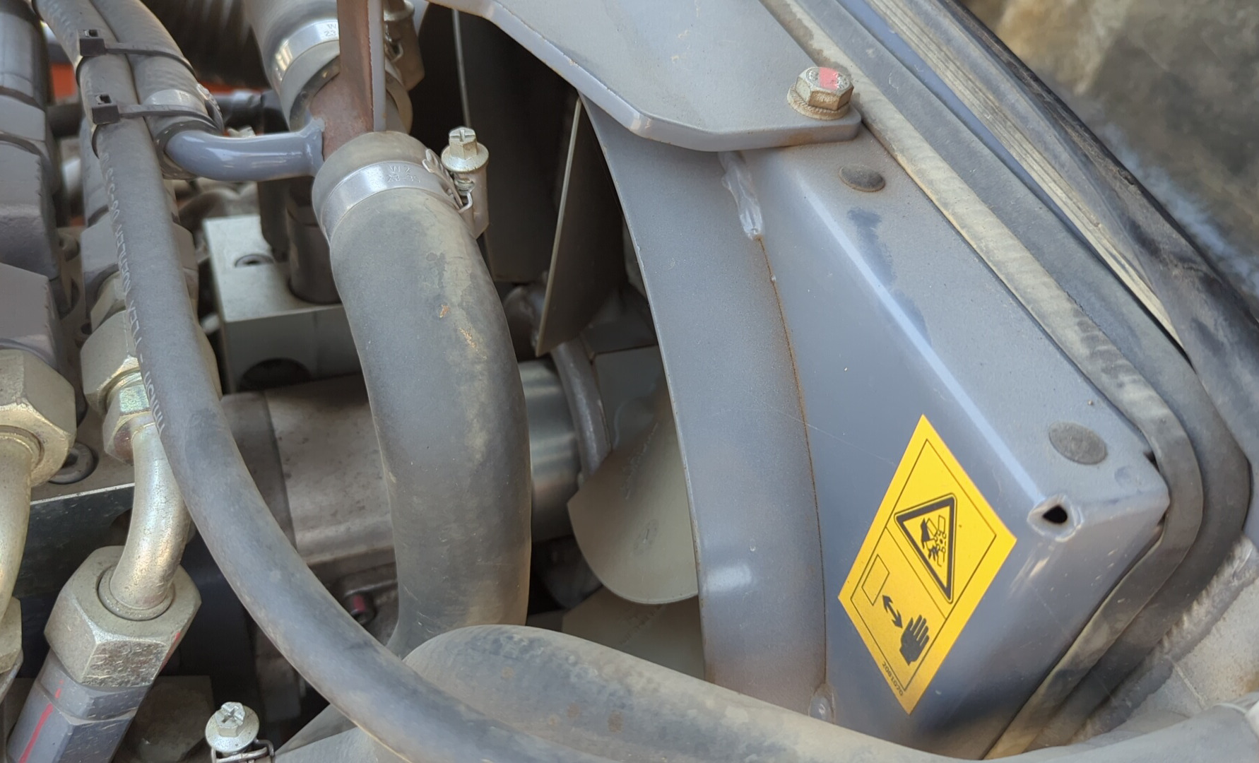 SRC-018-Hamm-HD-8-VV-Tandem-rollers-inspection-Engine-Cooling-fan-and-fan-guard-1