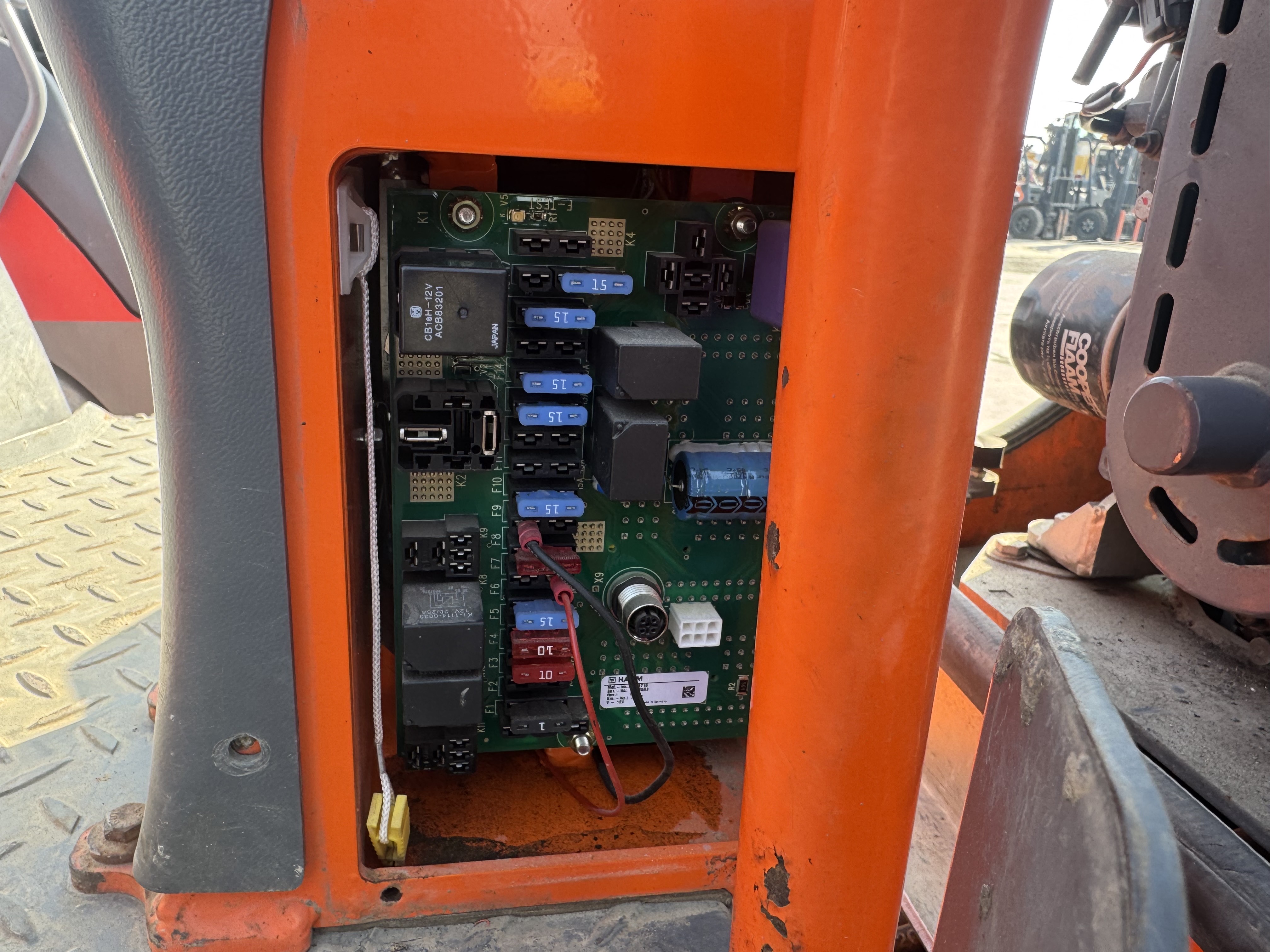 SRC-019-Hamm-HD-12-VV-Tandem-rollers-inspection-Electronics-Fuse-box-1