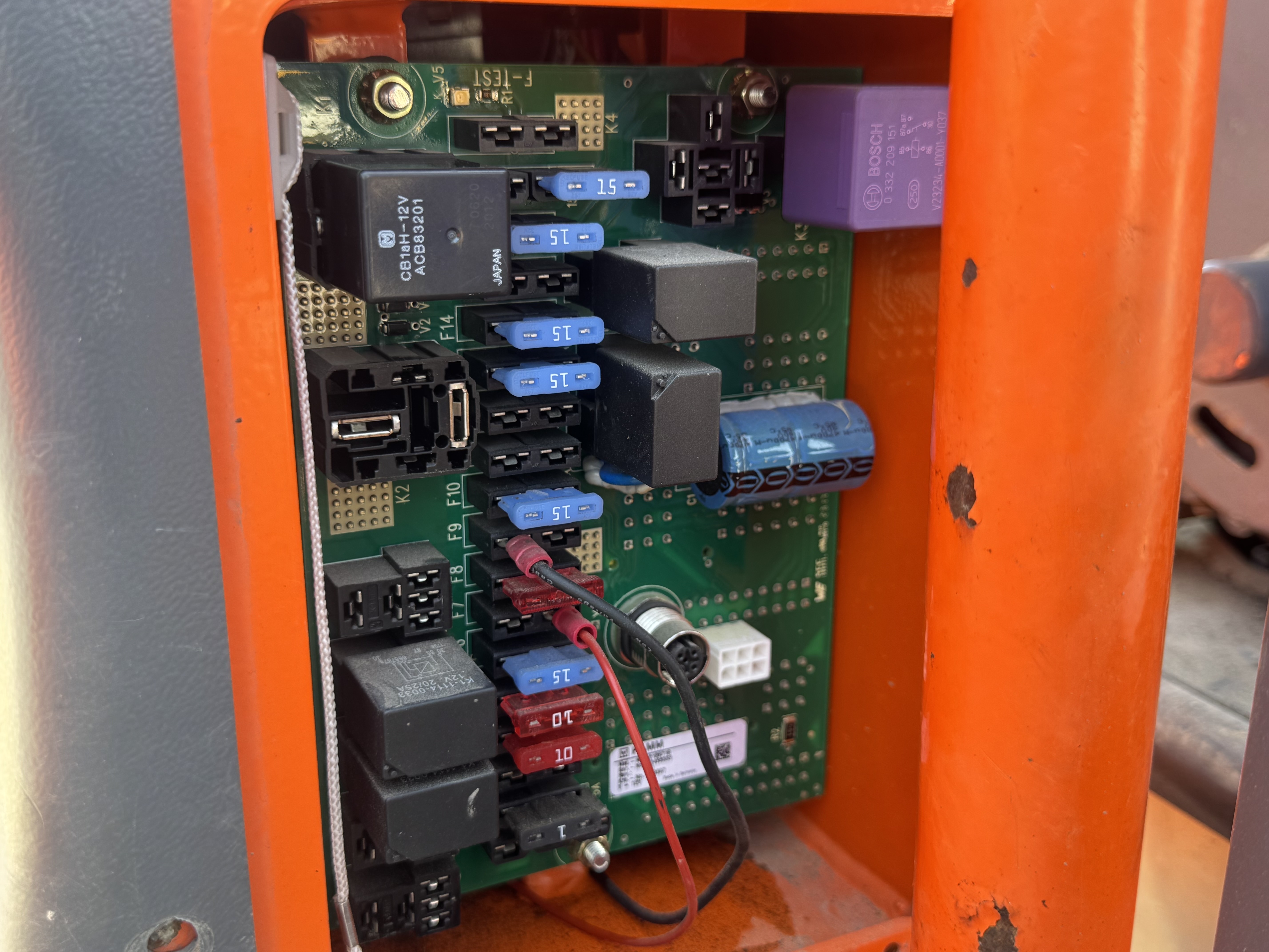SRC-019-Hamm-HD-12-VV-Tandem-rollers-inspection-Electronics-Fuse-box-1