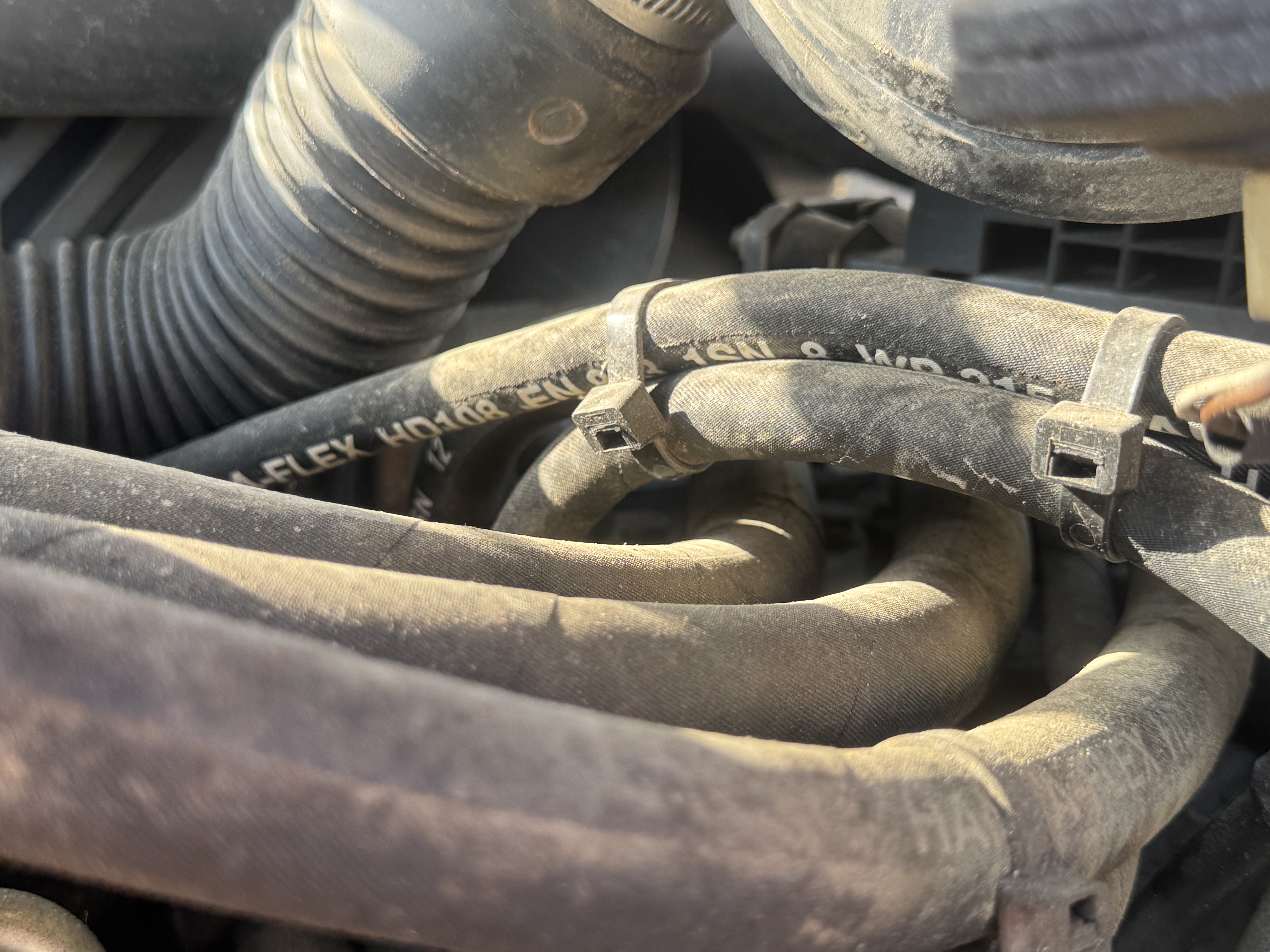 SRC-019-Hamm-HD-12-VV-Tandem-rollers-inspection-Engine-Hoses-1