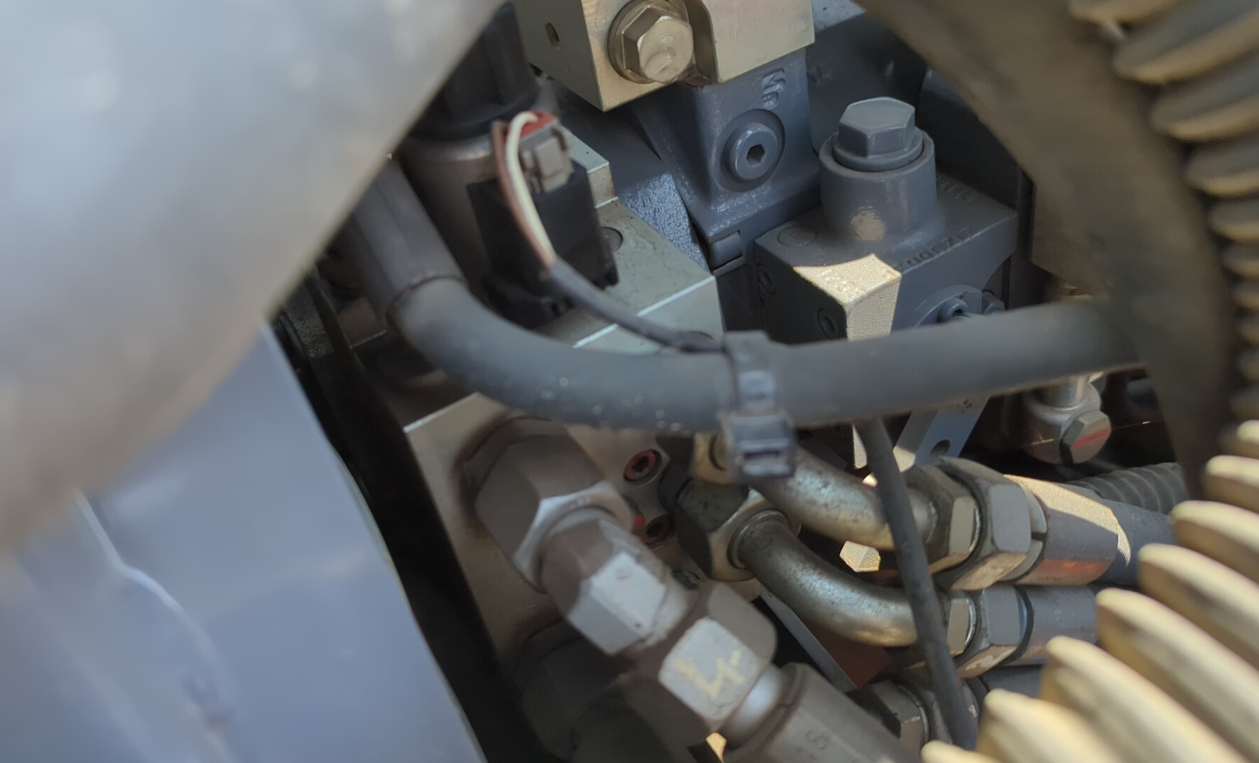 SRC-018-Hamm-HD-8-VV-Tandem-rollers-inspection-Hydraulics-Hydraulic-pump-1