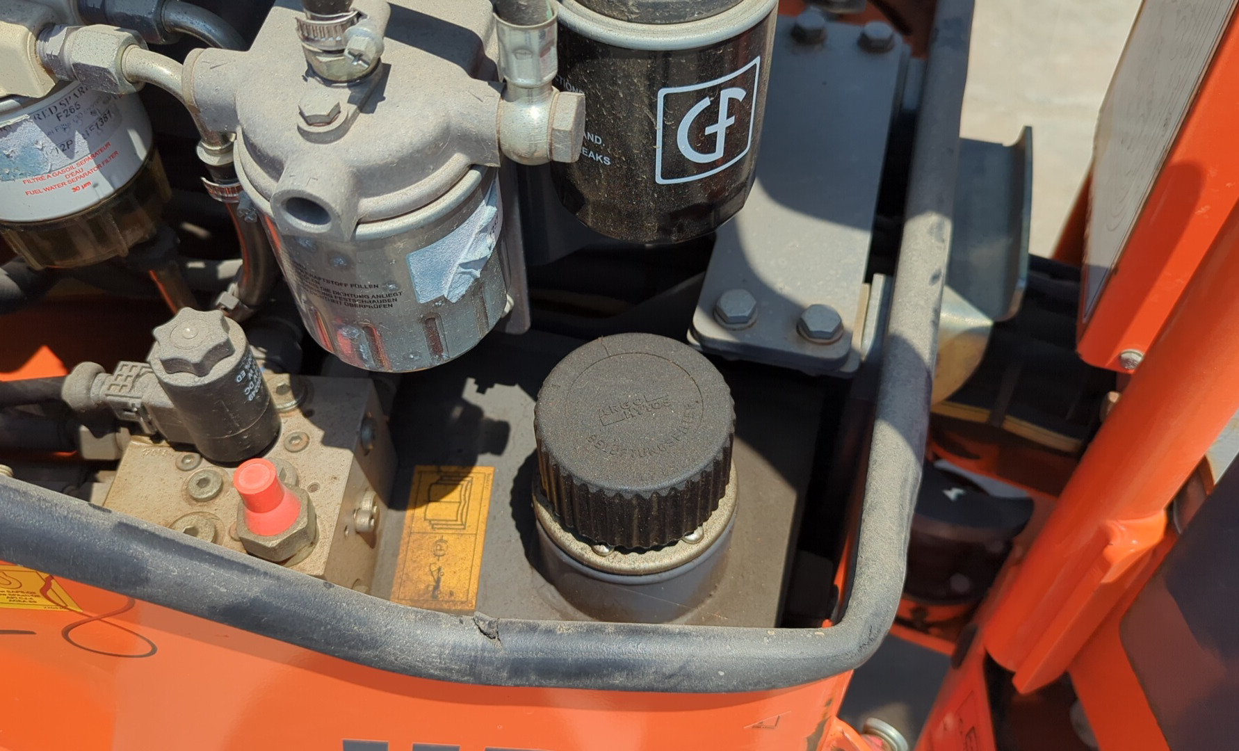 SRC-018-Hamm-HD-8-VV-Tandem-rollers-inspection-Hydraulics-Hydraulic-Tank-1