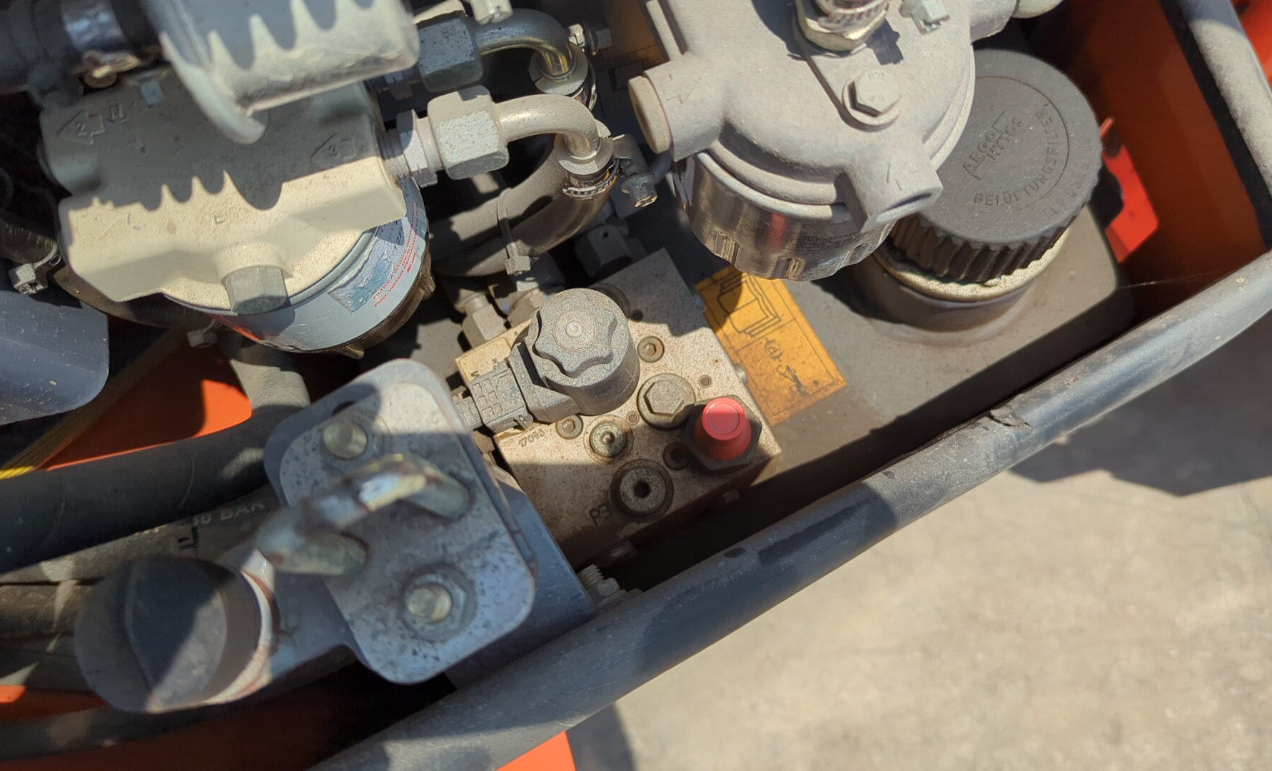 SRC-018-Hamm-HD-8-VV-Tandem-rollers-inspection-Hydraulics-Main-control-valve-(MCV)-1