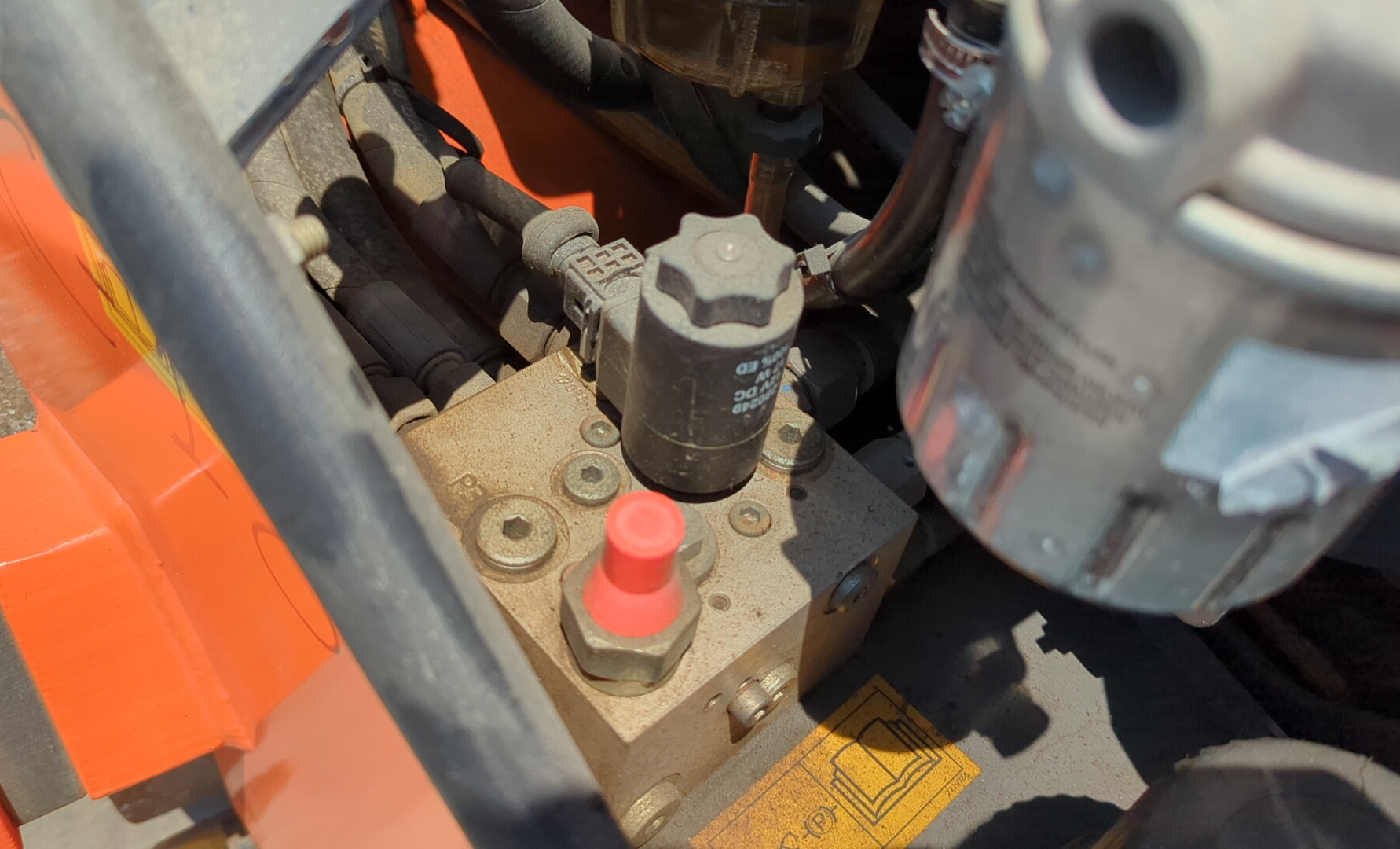 SRC-018-Hamm-HD-8-VV-Tandem-rollers-inspection-Hydraulics-Main-control-valve-(MCV)-1