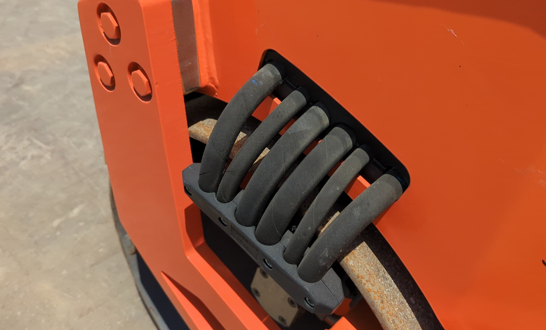 SRC-018-Hamm-HD-8-VV-Tandem-rollers-inspection-Hydraulics-Hydraulic-hoses-and-lines-1