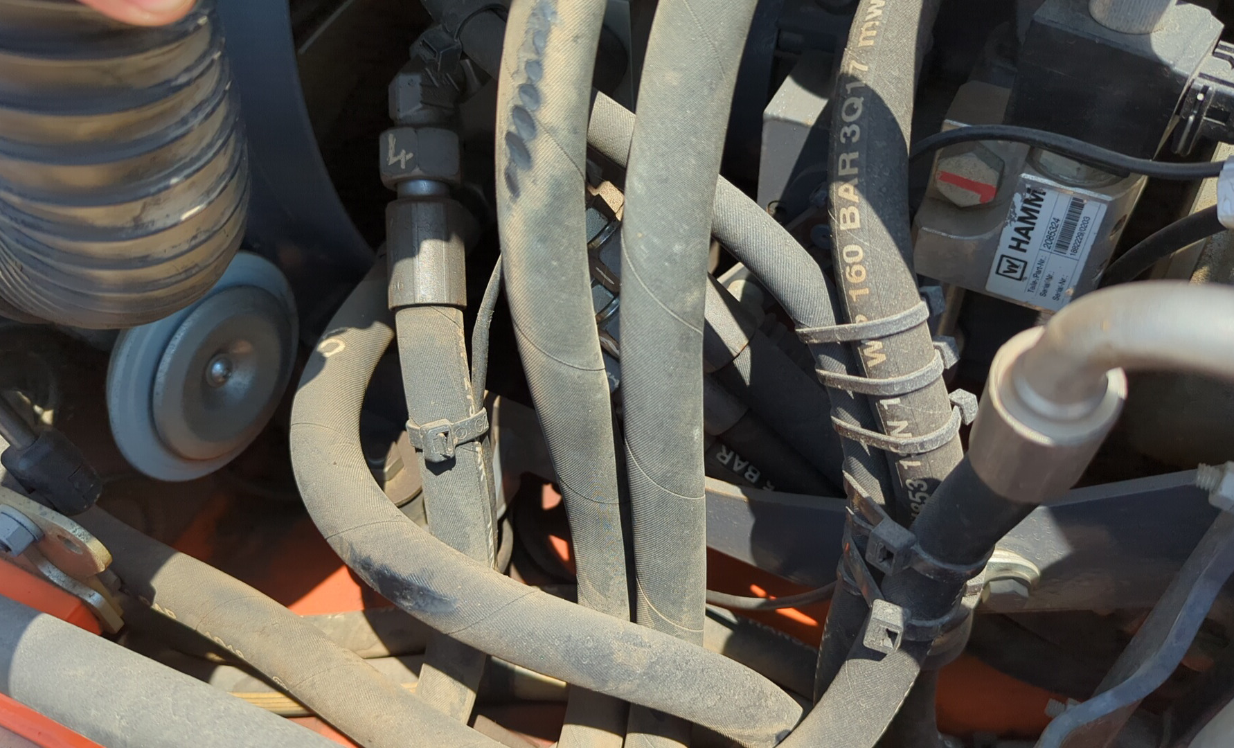 SRC-018-Hamm-HD-8-VV-Tandem-rollers-inspection-Hydraulics-Hydraulic-hoses-and-lines-1