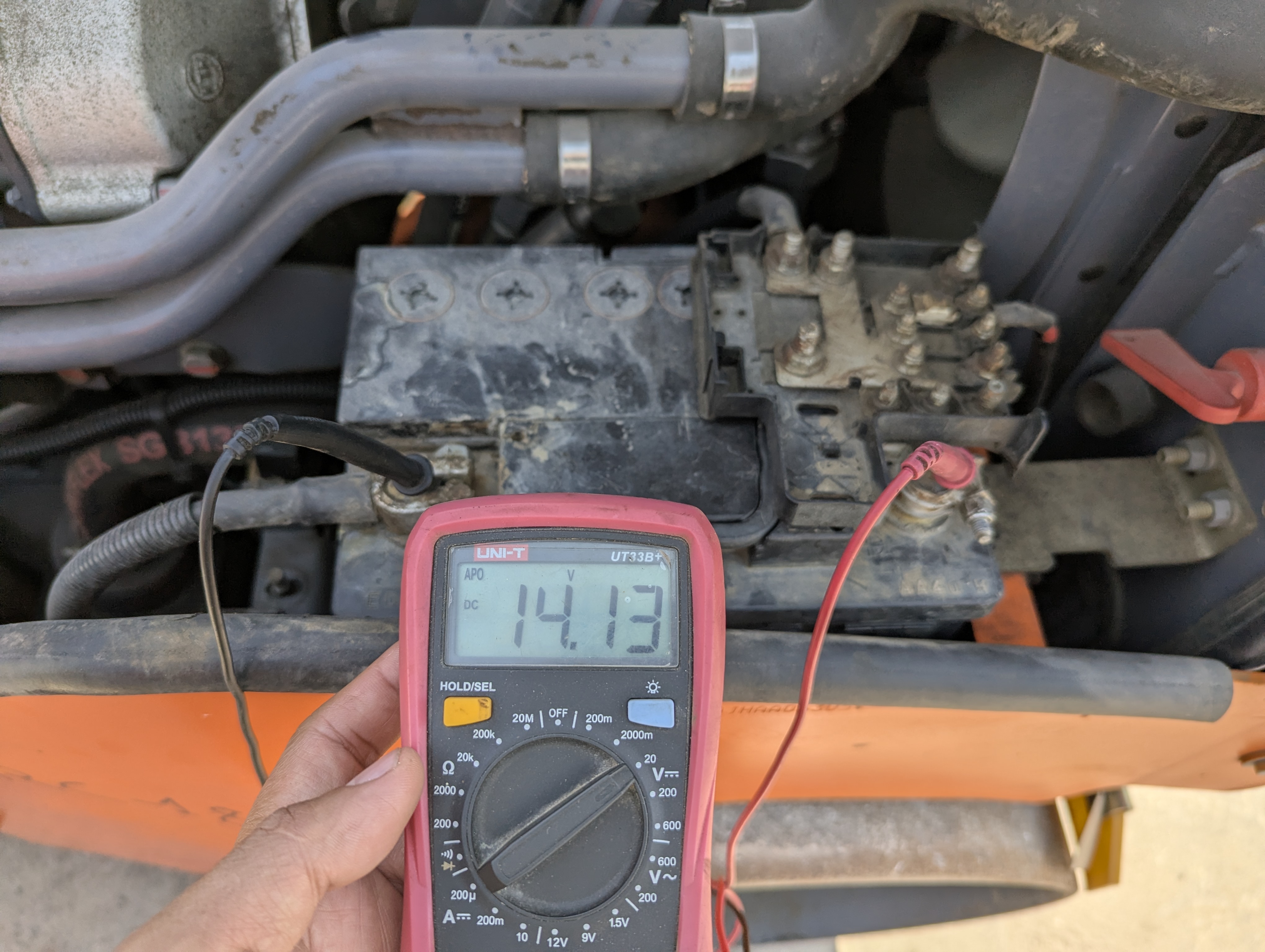 SRC-018-Hamm-HD-8-VV-Tandem-rollers-inspection-Electronics-Battery-2