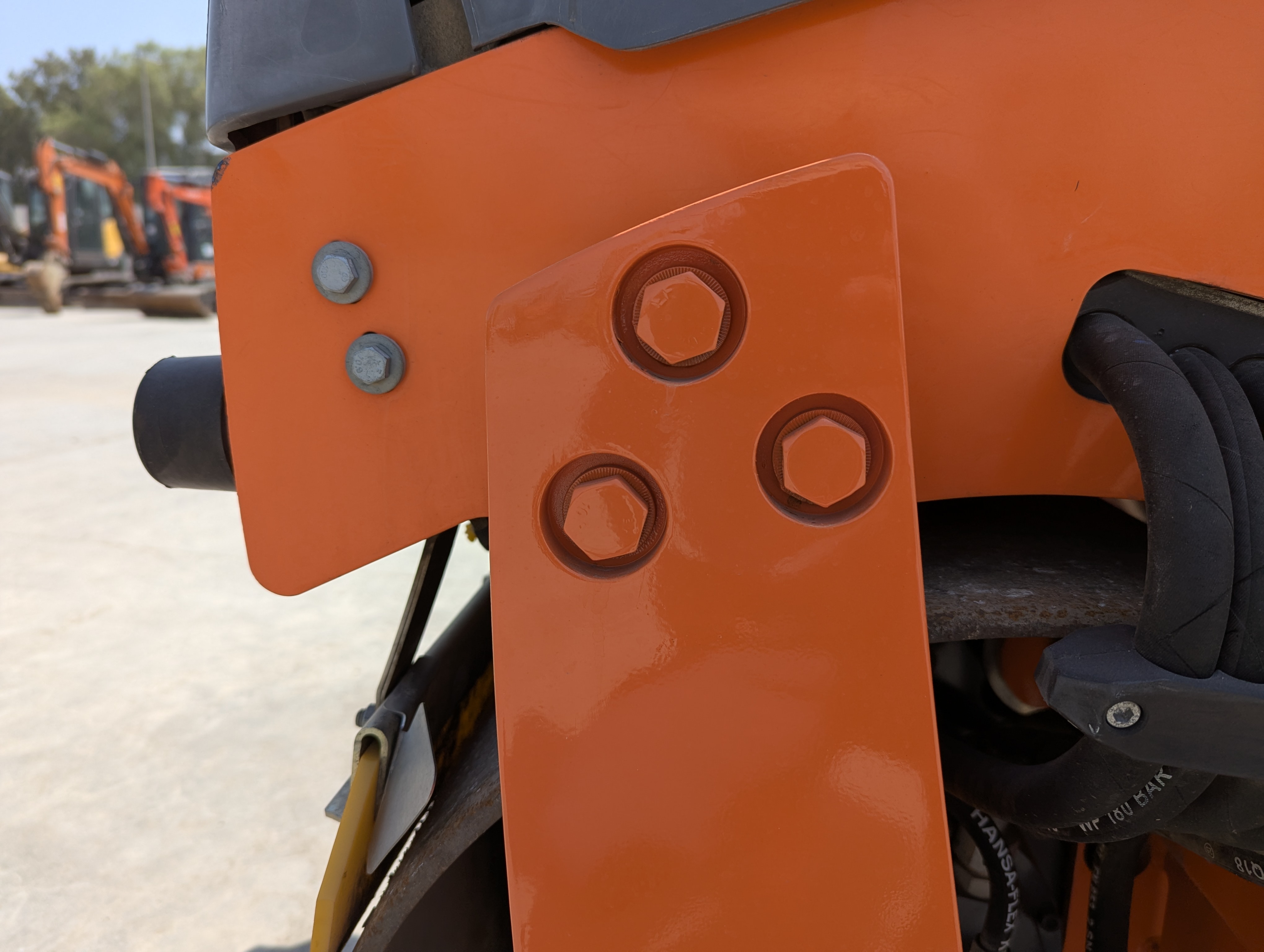 SRC-018-Hamm-HD-8-VV-Tandem-rollers-inspection-Chassis-Front-drum-mounting-bolts-2