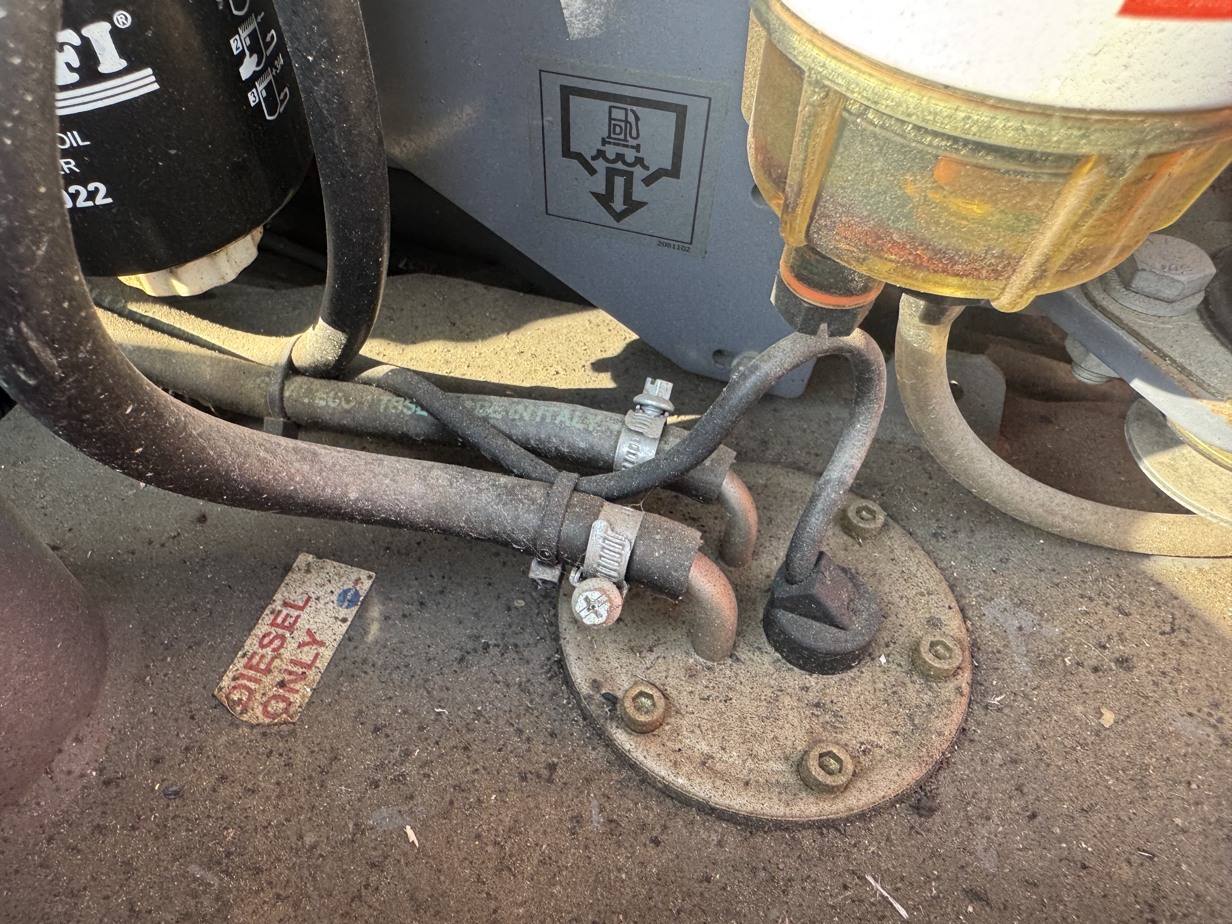 SRC-019-Hamm-HD-12-VV-Tandem-rollers-inspection-Engine-Fuel-tank-1