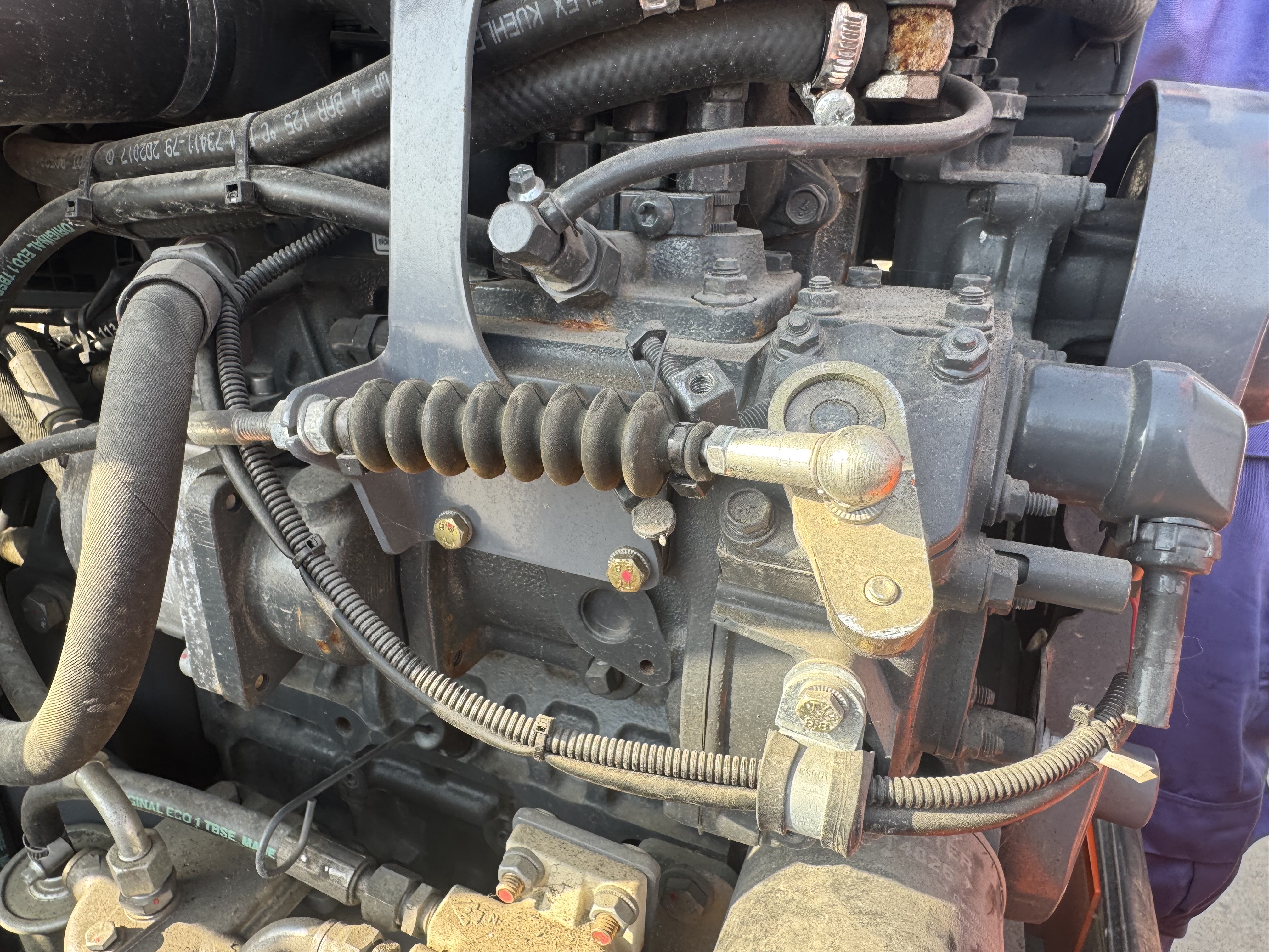 SRC-019-Hamm-HD-12-VV-Tandem-rollers-inspection-Engine-Fuel-leaks-1