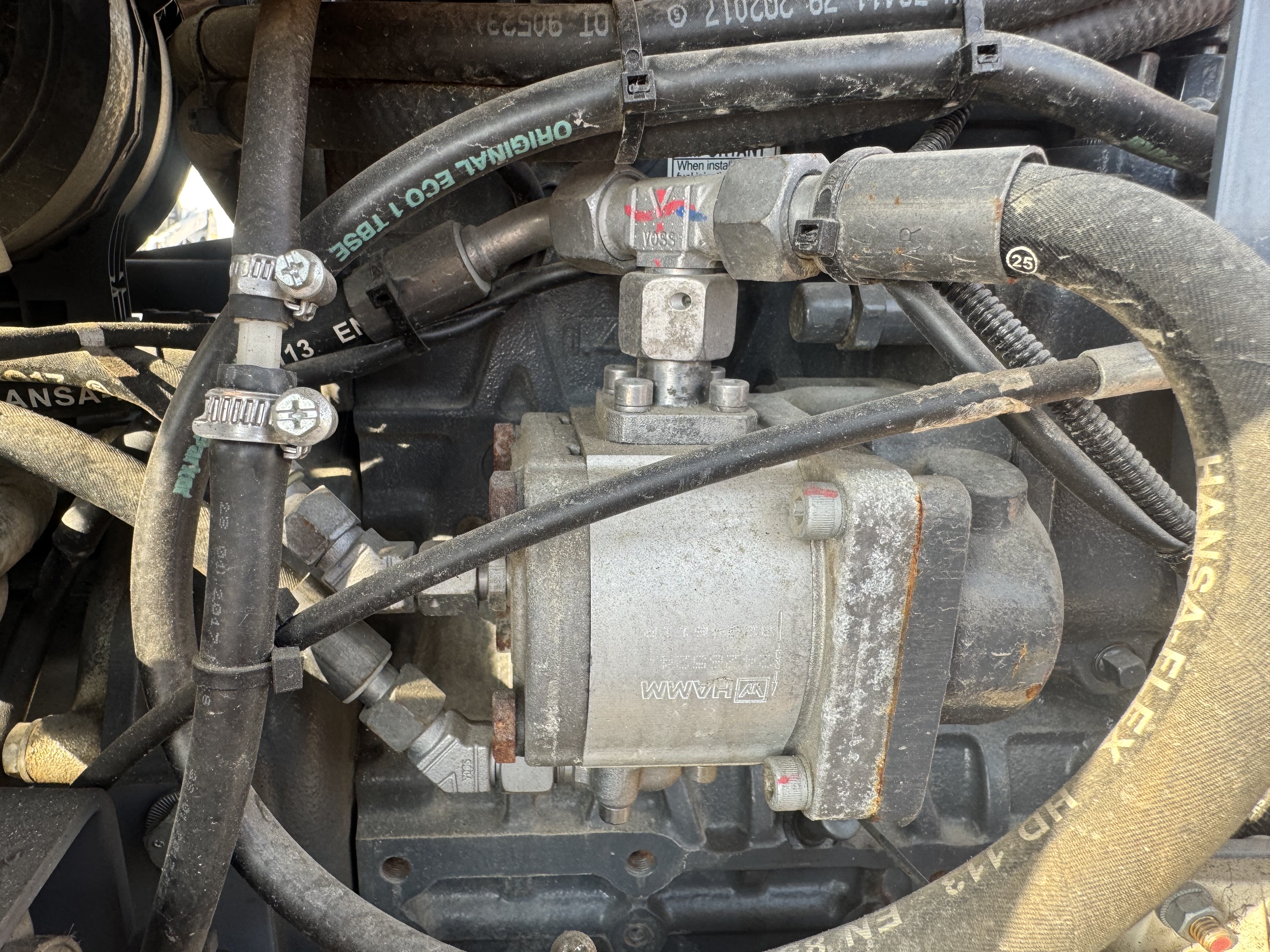 SRC-019-Hamm-HD-12-VV-Tandem-rollers-inspection-Hydraulics-Hydraulic-pump-1