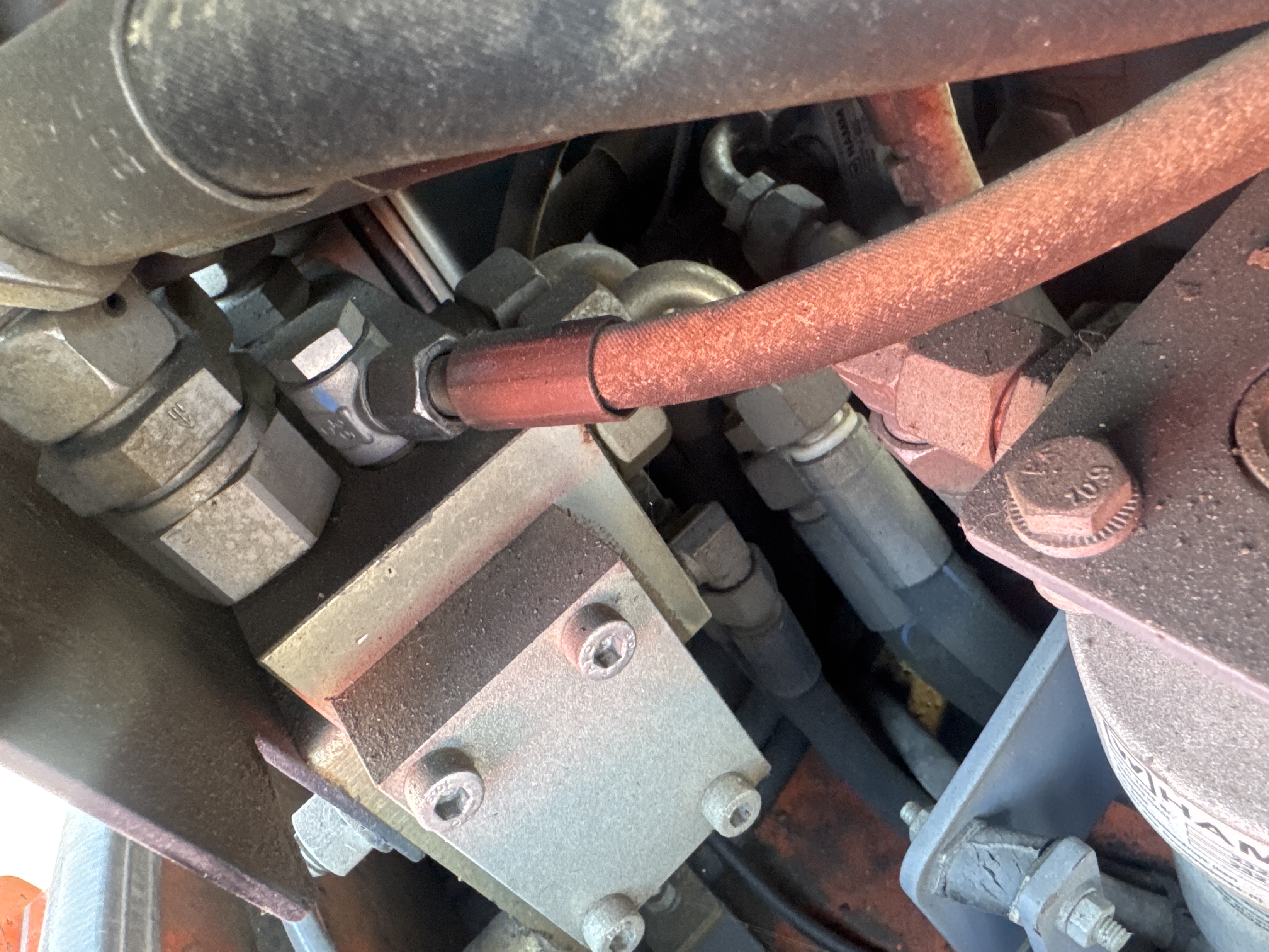 SRC-019-Hamm-HD-12-VV-Tandem-rollers-inspection-Hydraulics-Main-control-valve-(MCV)-1
