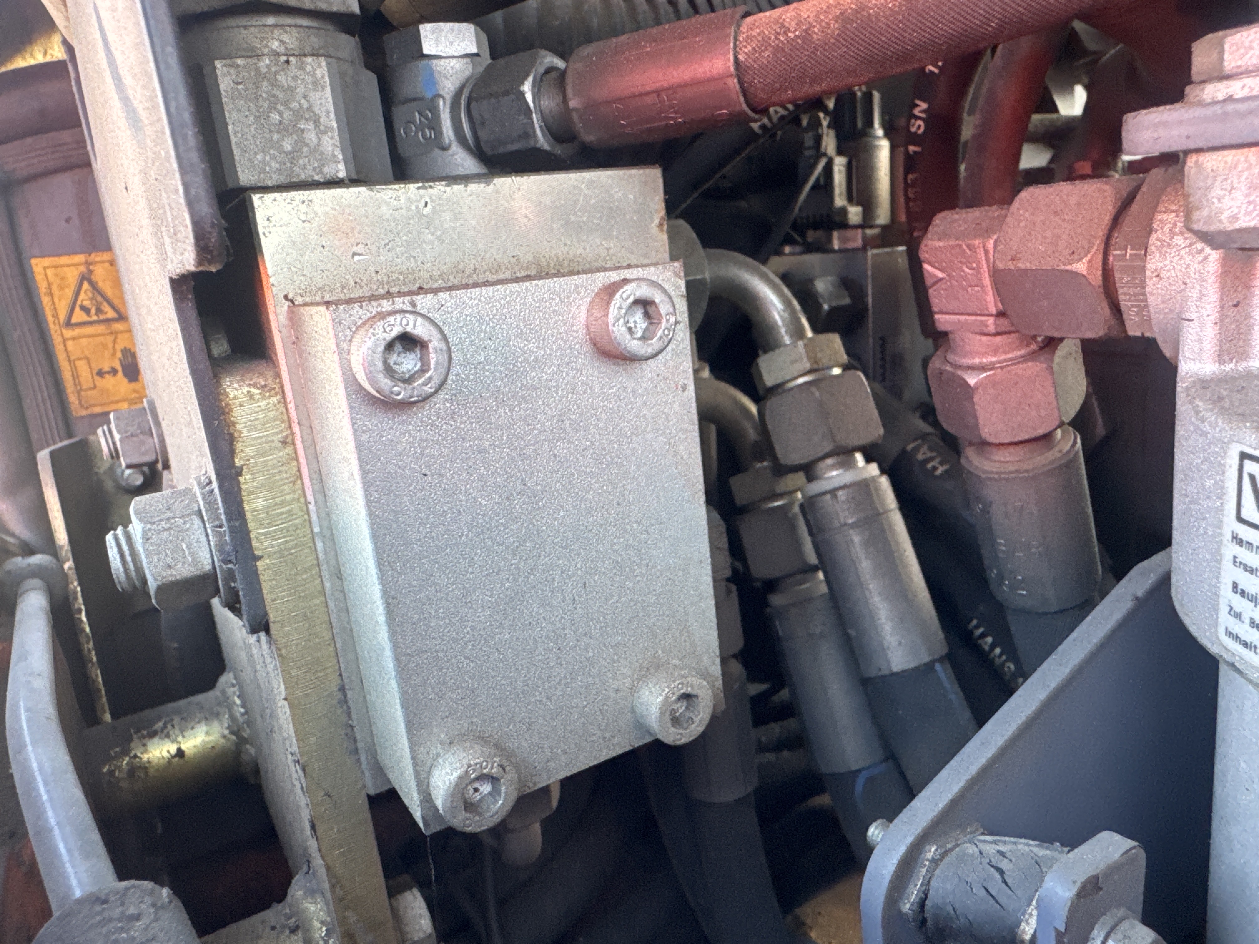 SRC-019-Hamm-HD-12-VV-Tandem-rollers-inspection-Hydraulics-Main-control-valve-(MCV)-1