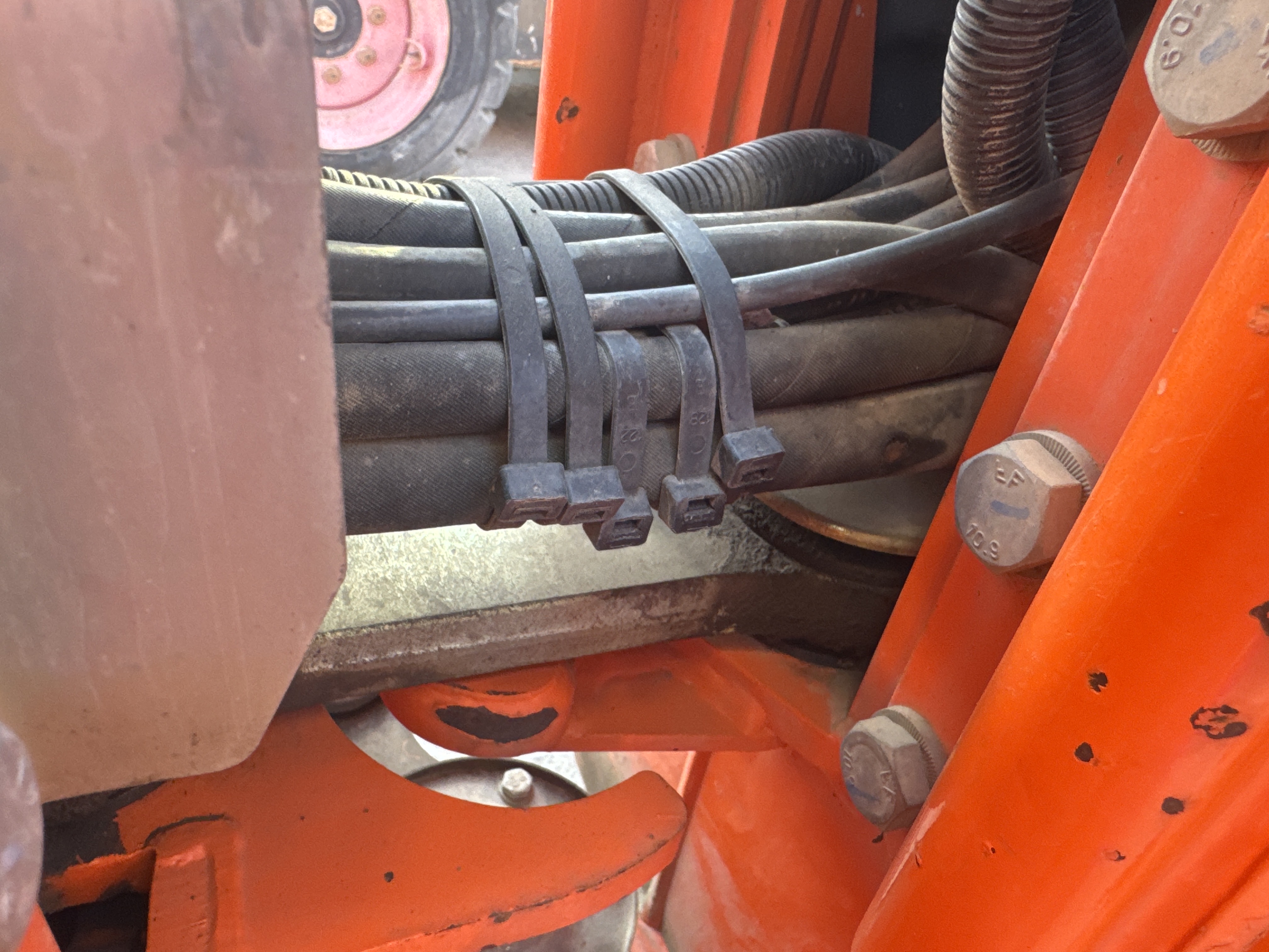 SRC-019-Hamm-HD-12-VV-Tandem-rollers-inspection-Hydraulics-Hydraulic-hoses-and-lines-1