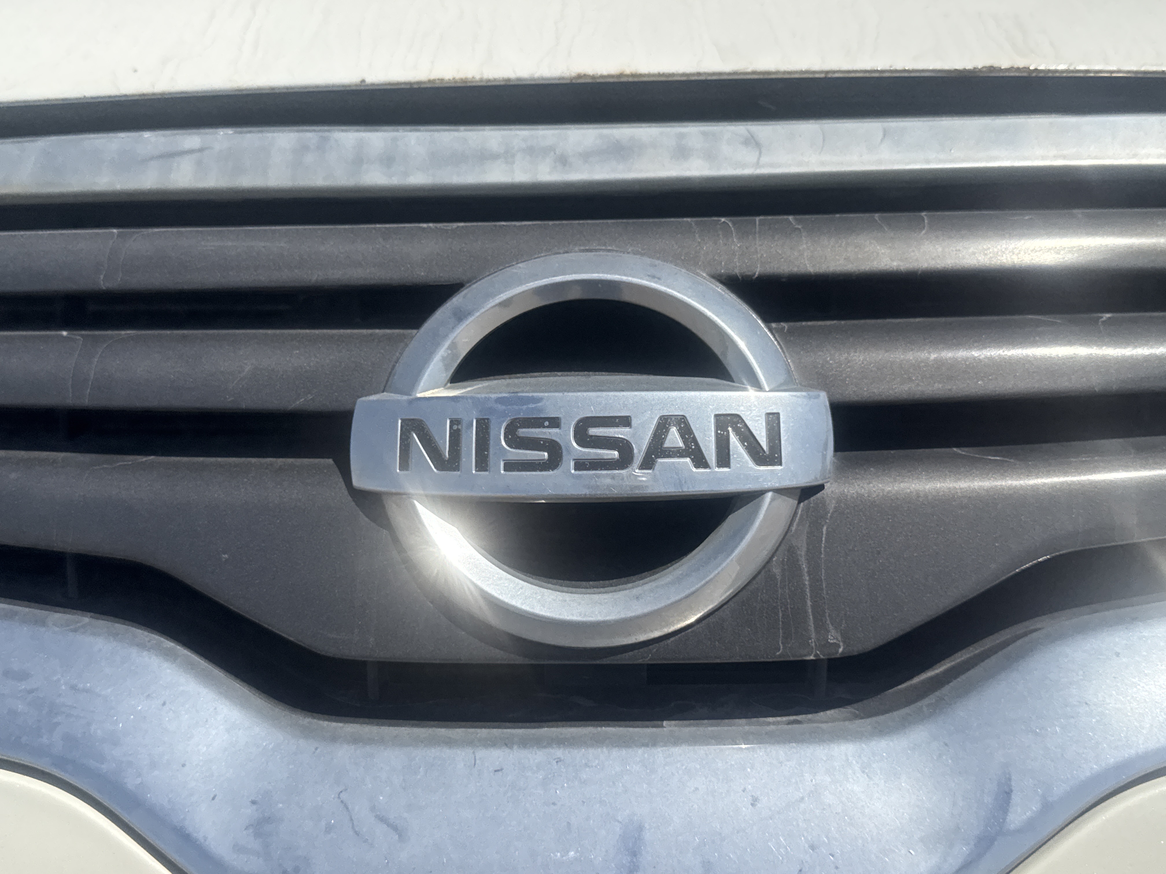 SEV-004-نيسان-Altima-سيارات-فحص-المظهر-الخارجي-الشعار-الأمامي-1