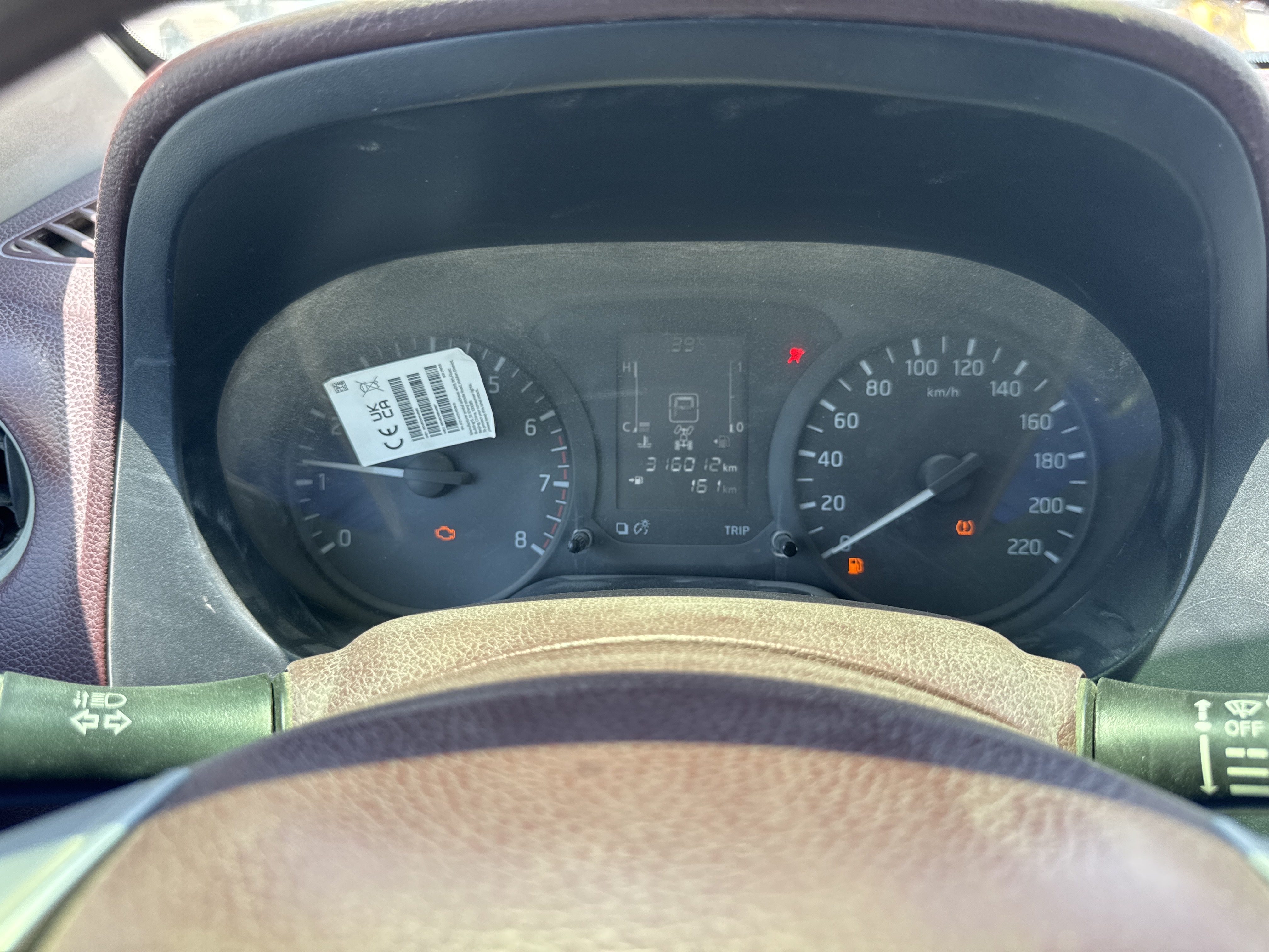 PUV-001-Nissan-Navara-4WD-Pickups-inspection-Interior-Instrument-cluster-2