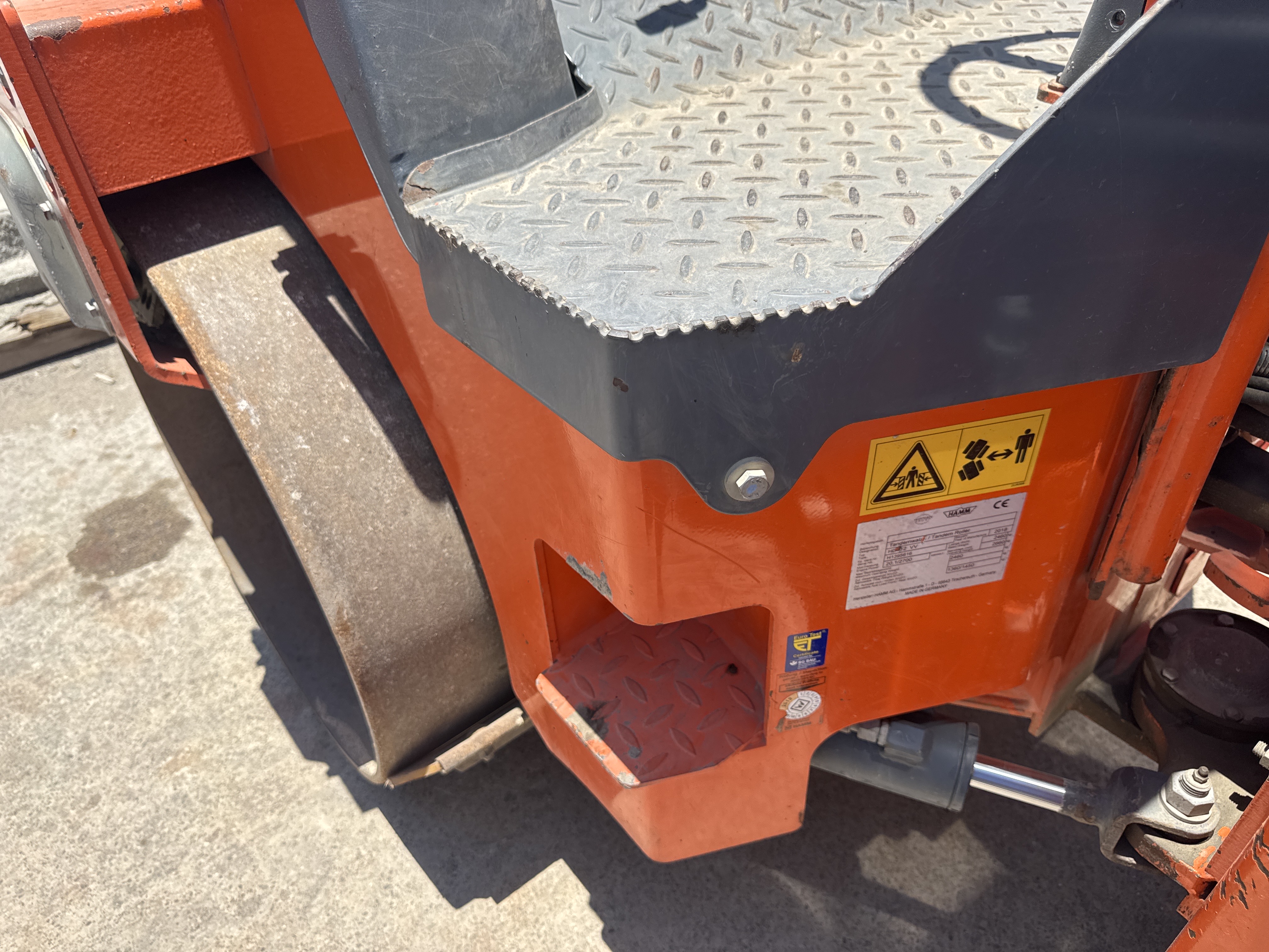 SRC-019-Hamm-HD-12-VV-Tandem-rollers-inspection-Structure-Steps/ladders-1
