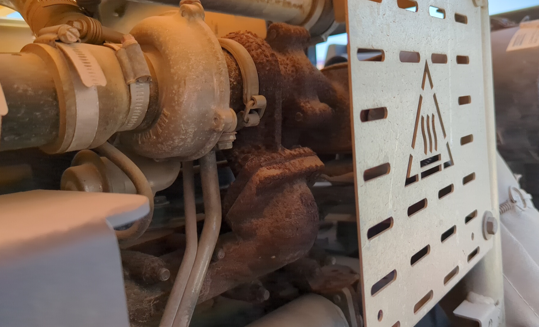 ACA-005-أطلس-كوبكو-XAS-185-T4F-كومبريسرات-هواء-فحص-المحرك-نظام-العادم-1