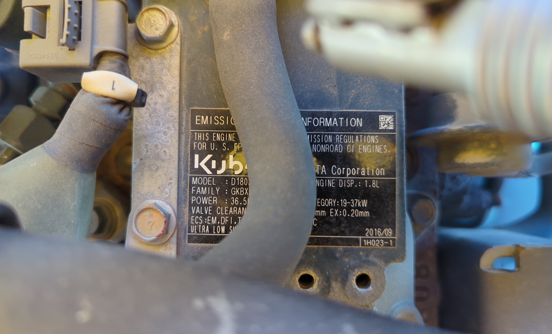 ACA-006-أطلس-كوبكو-XAS-185-T4F-كومبريسرات-هواء-فحص-نظرة-عامة-ملصق-الإنبعاثات-1