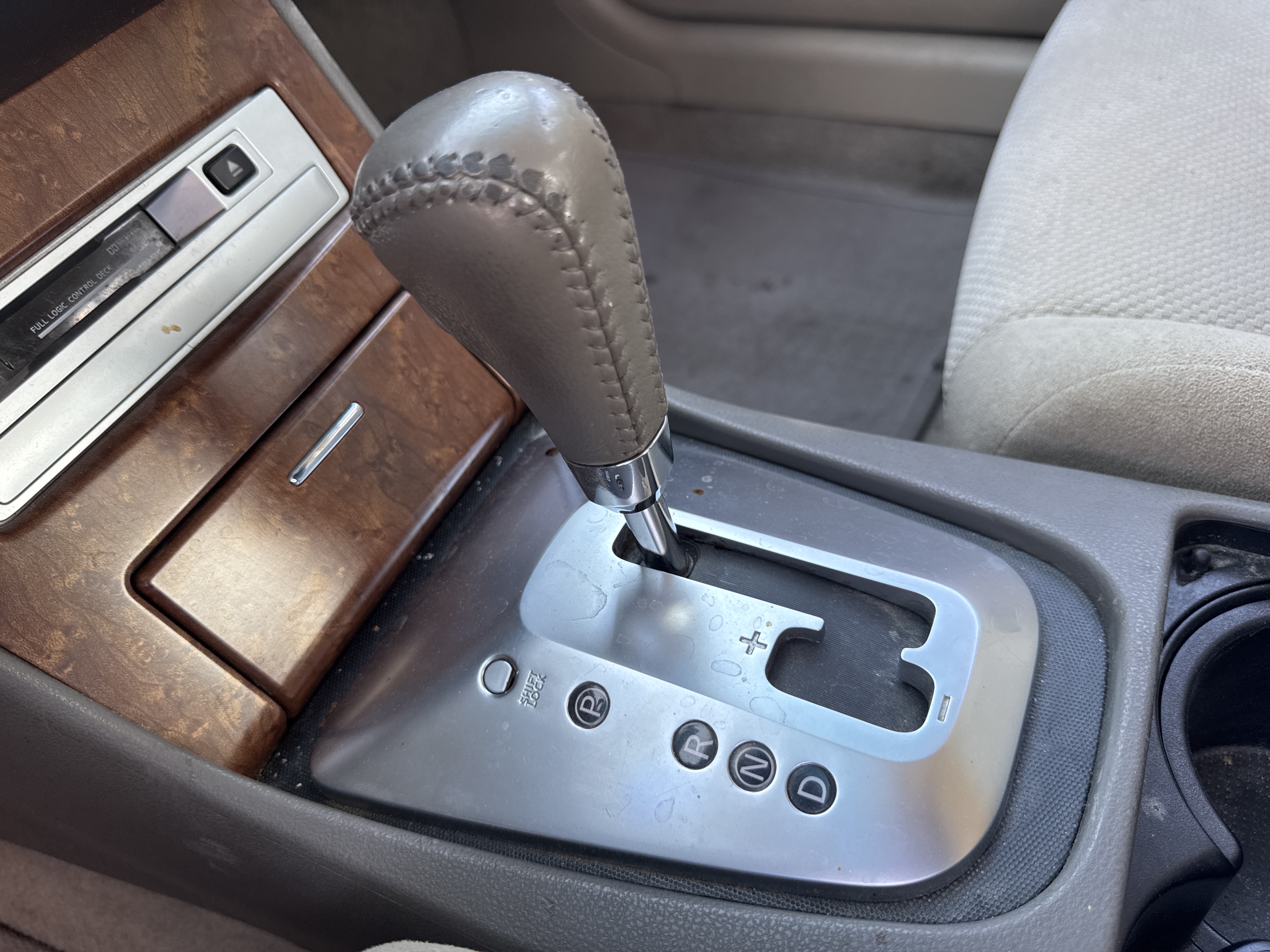 SEV-004-نيسان-Altima-سيارات-فحص-المظهر-الداخلي-مقبض-ناقل-الحركة-1