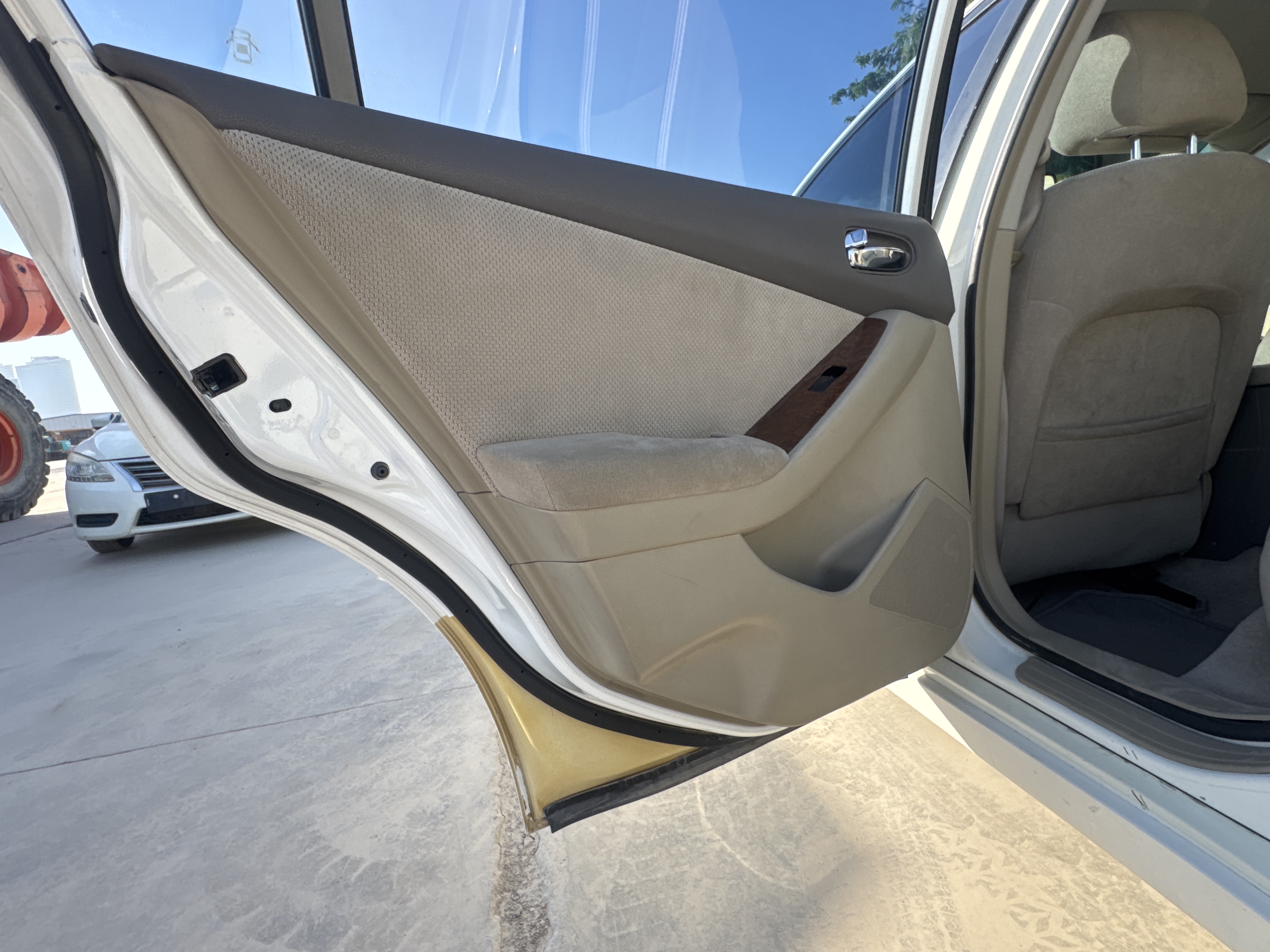SEV-004-نيسان-Altima-سيارات-فحص-المظهر-الداخلي-بطانة-الأبواب-الداخلية-1