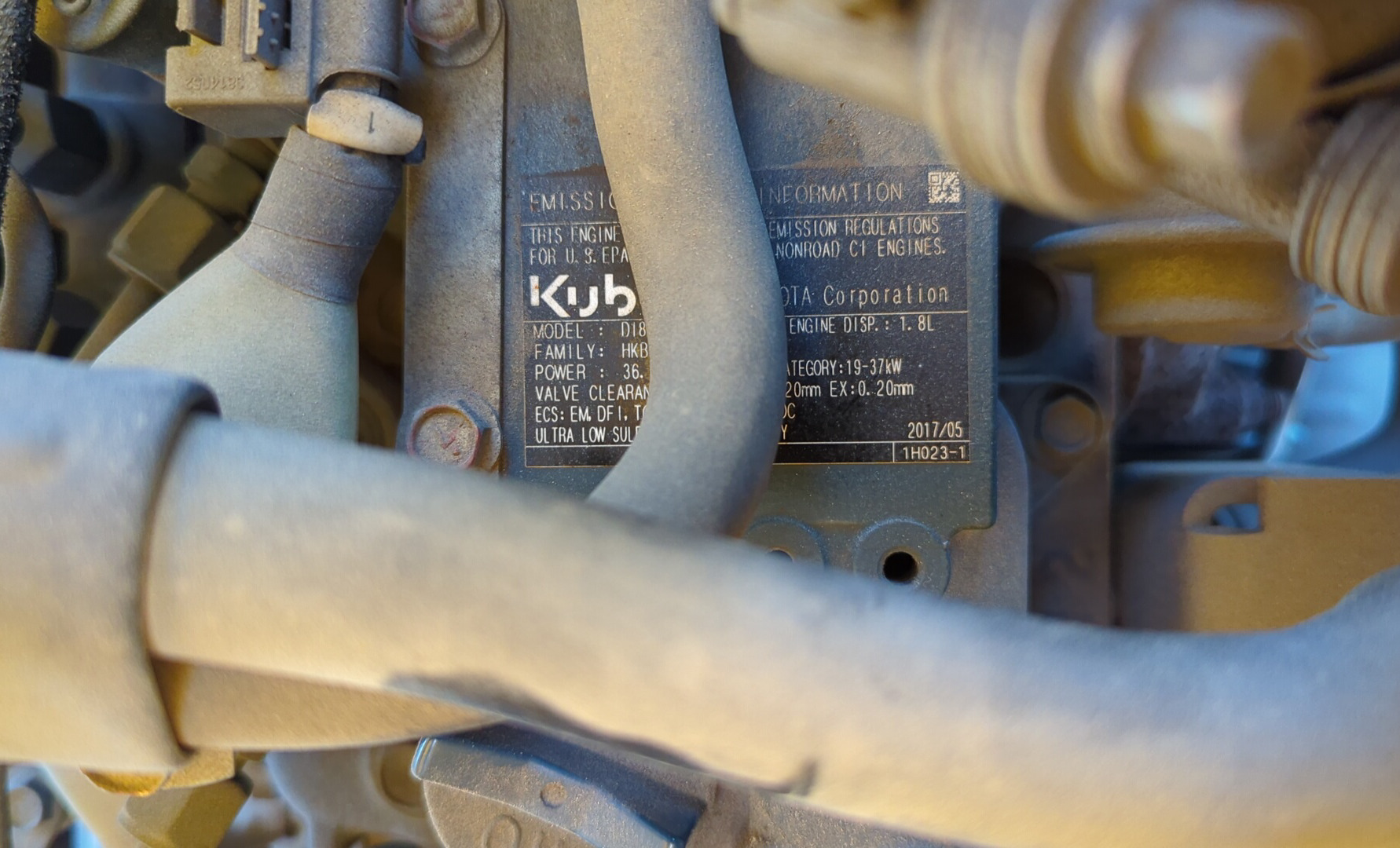 ACA-007-أطلس-كوبكو-XAS-185-T4F-كومبريسرات-هواء-فحص-نظرة-عامة-ملصق-الإنبعاثات-1