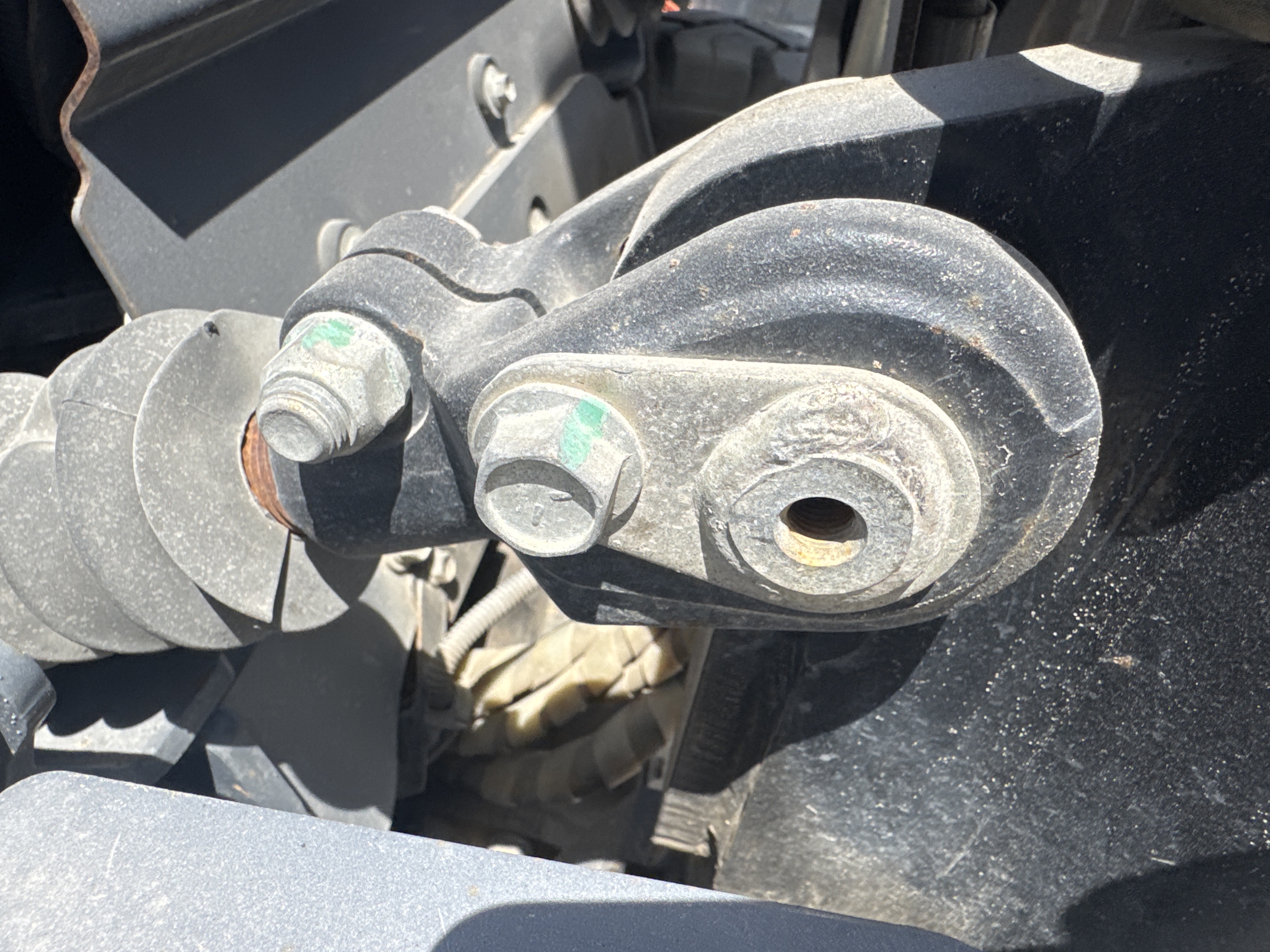 FLM-007-تويوتا-8FDU30-رافعات-شوكية-فحص-الهيدروليك-الدبابيس-والأقفال-الهيدروليكية-1