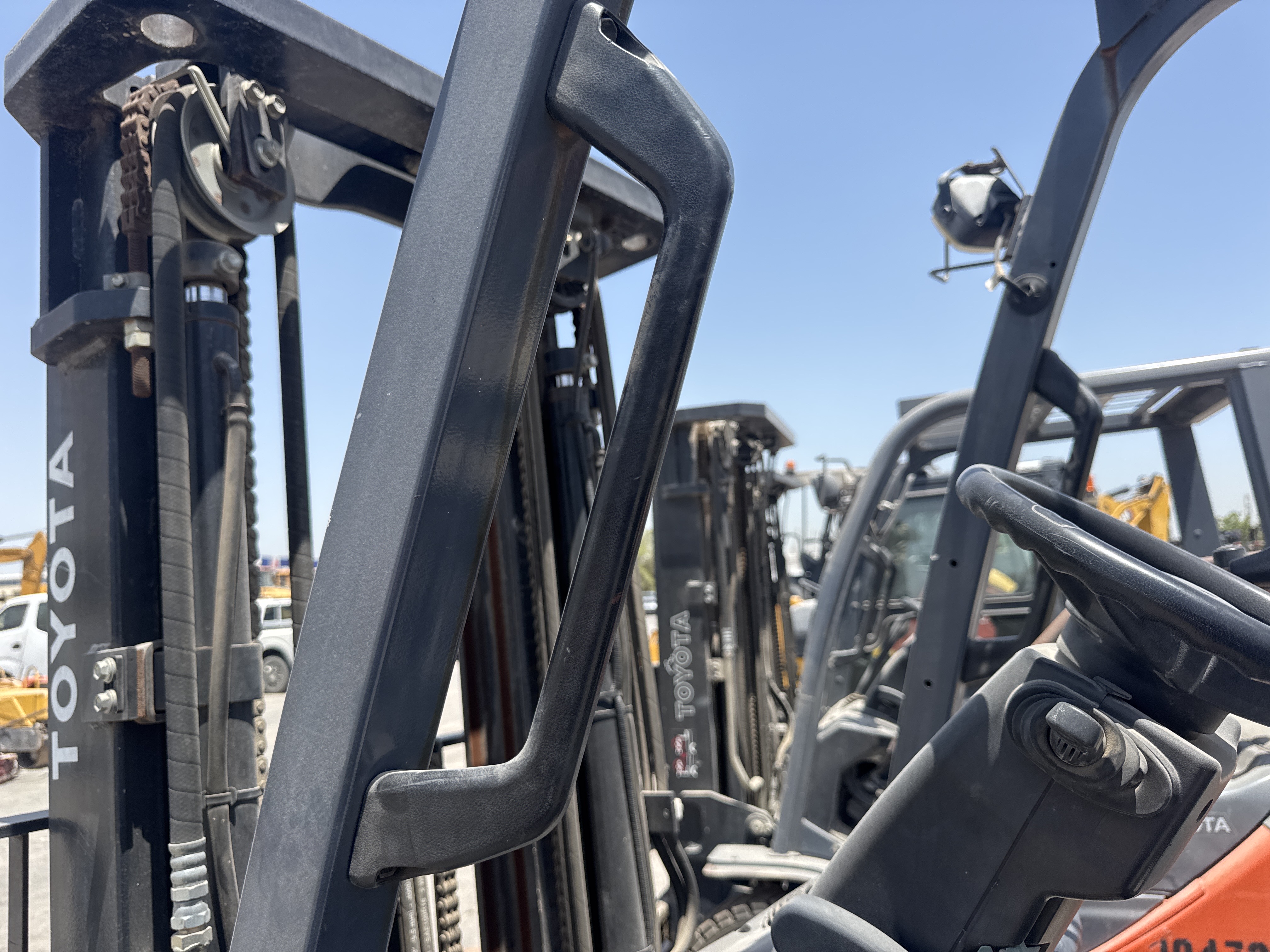 FLM-002-Toyota-8FBCU25-Forklifts-inspection-Structure-Handrails-1