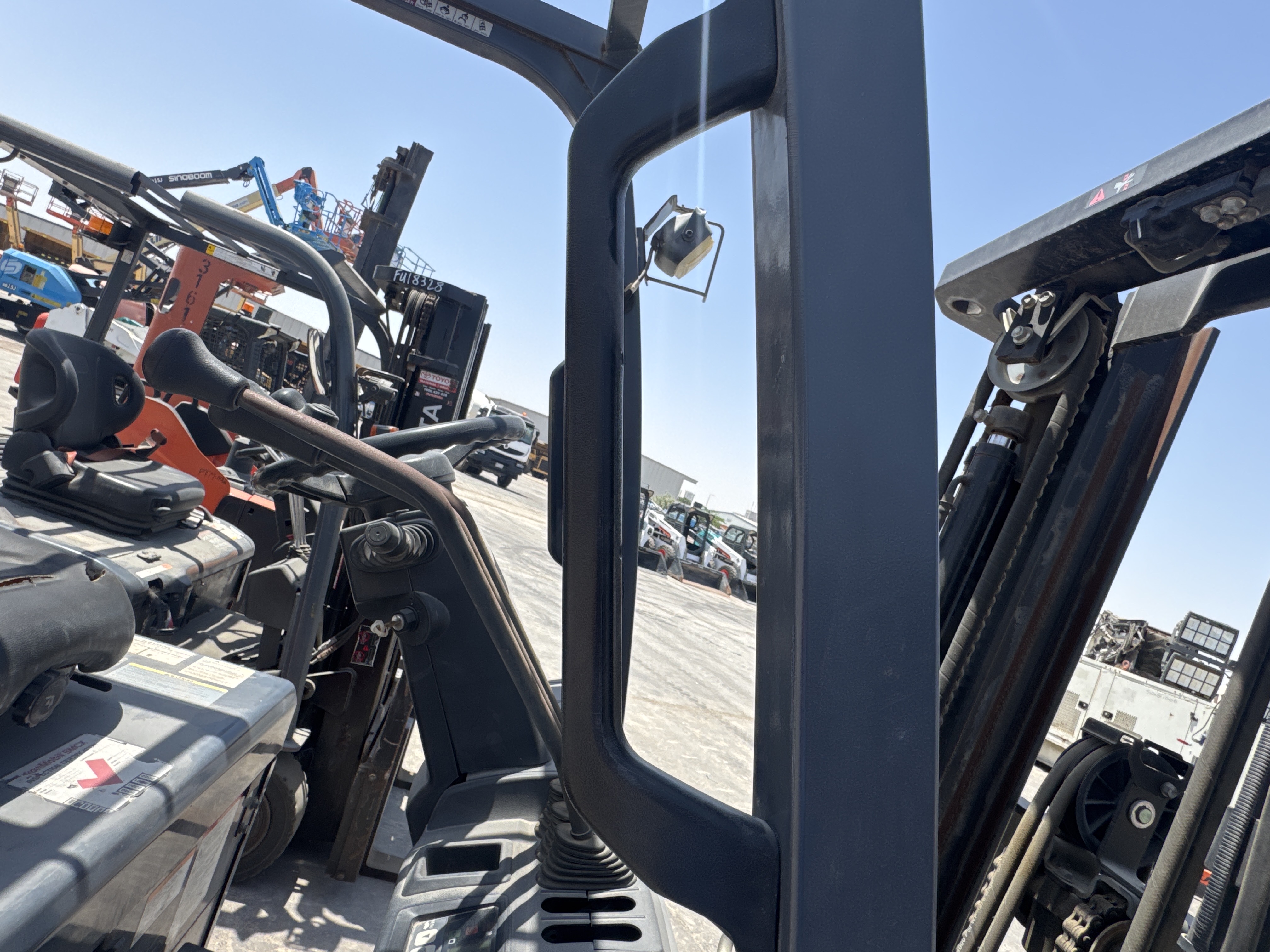 FLM-002-Toyota-8FBCU25-Forklifts-inspection-Structure-Handrails-1
