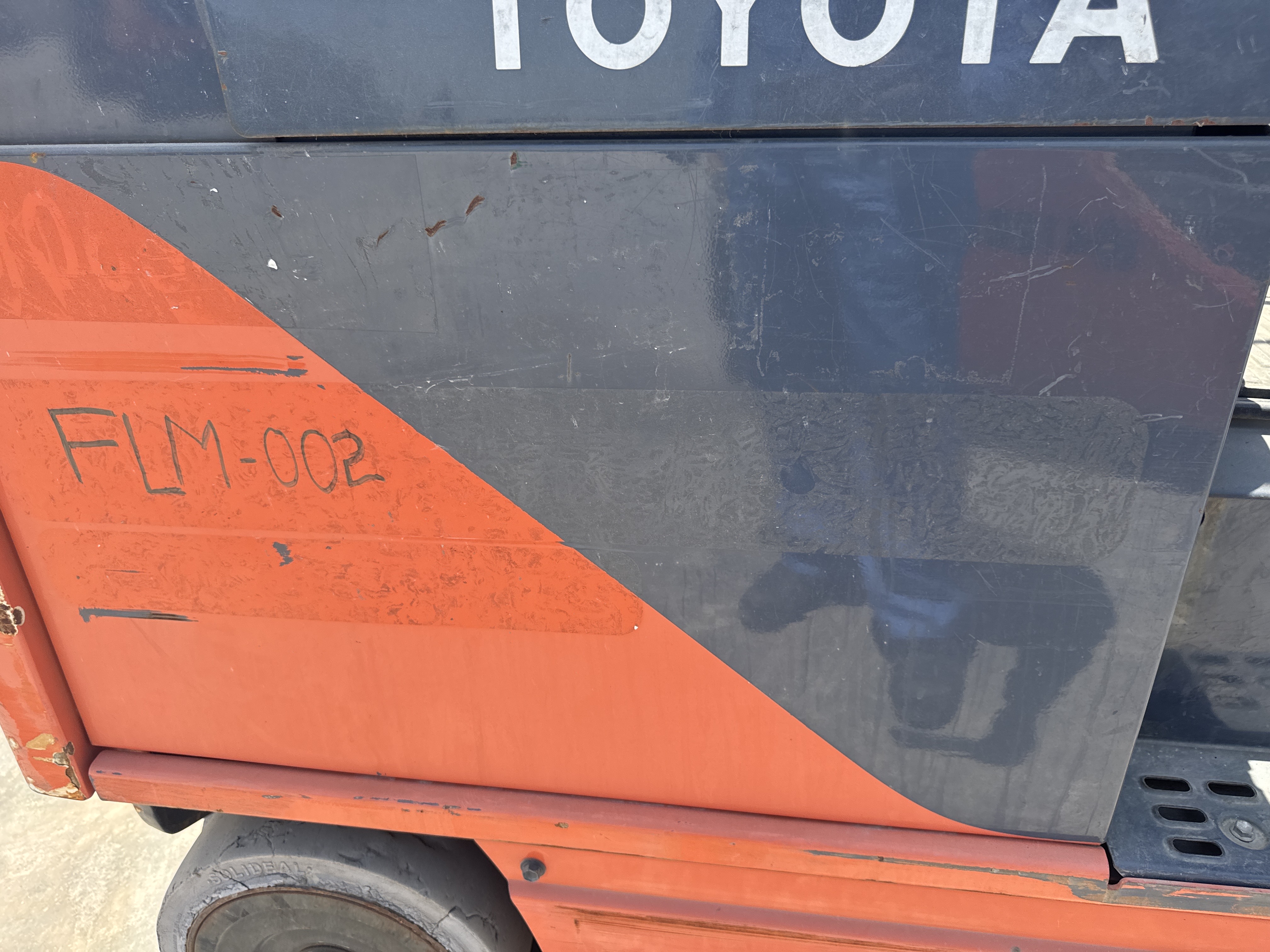 FLM-002-Toyota-8FBCU25-Forklifts-inspection-Structure-Sheet-metal-(fiberglass)-1