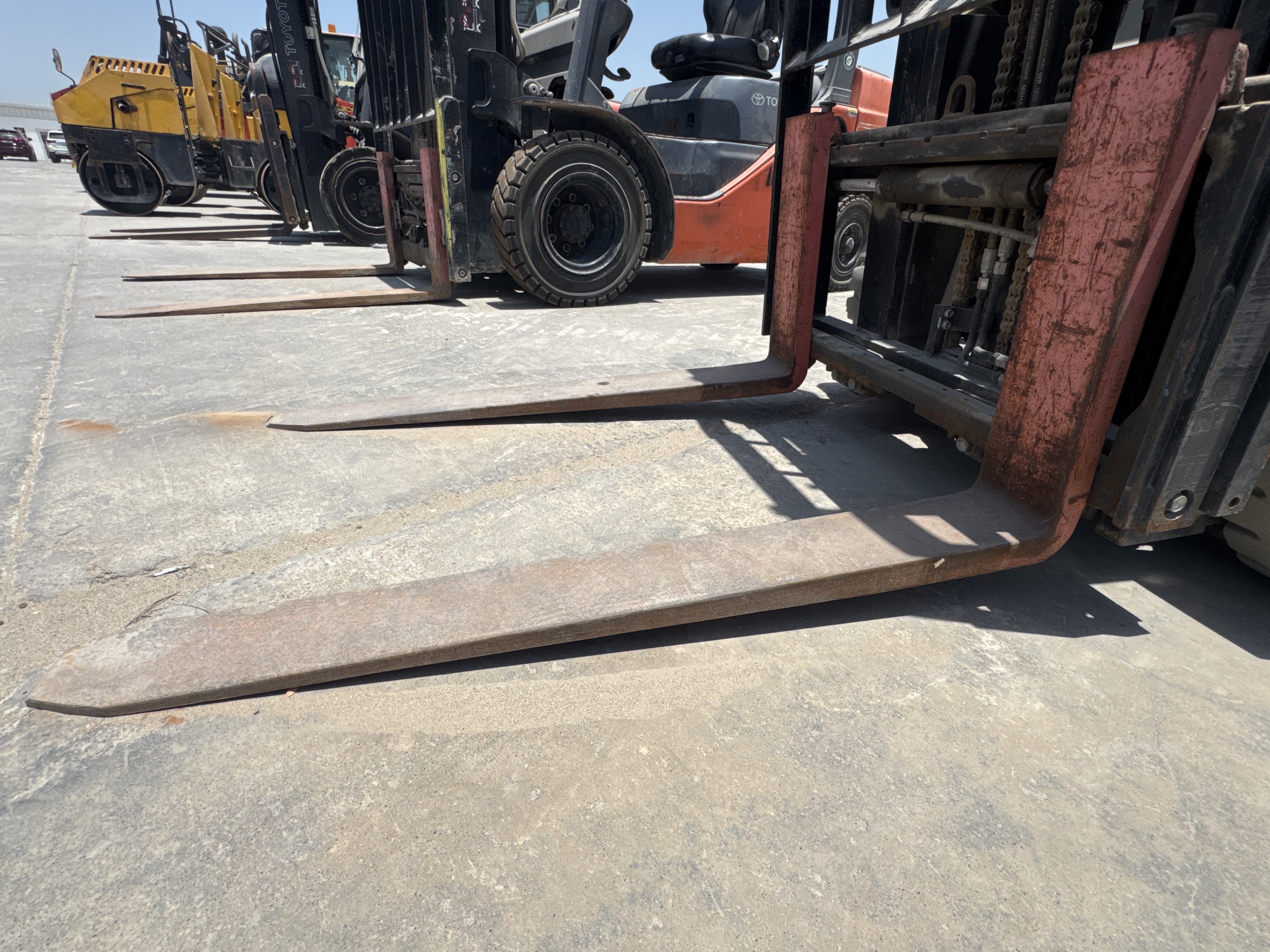 FLM-002-Toyota-8FBCU25-Forklifts-inspection-Chassis-Forks-1