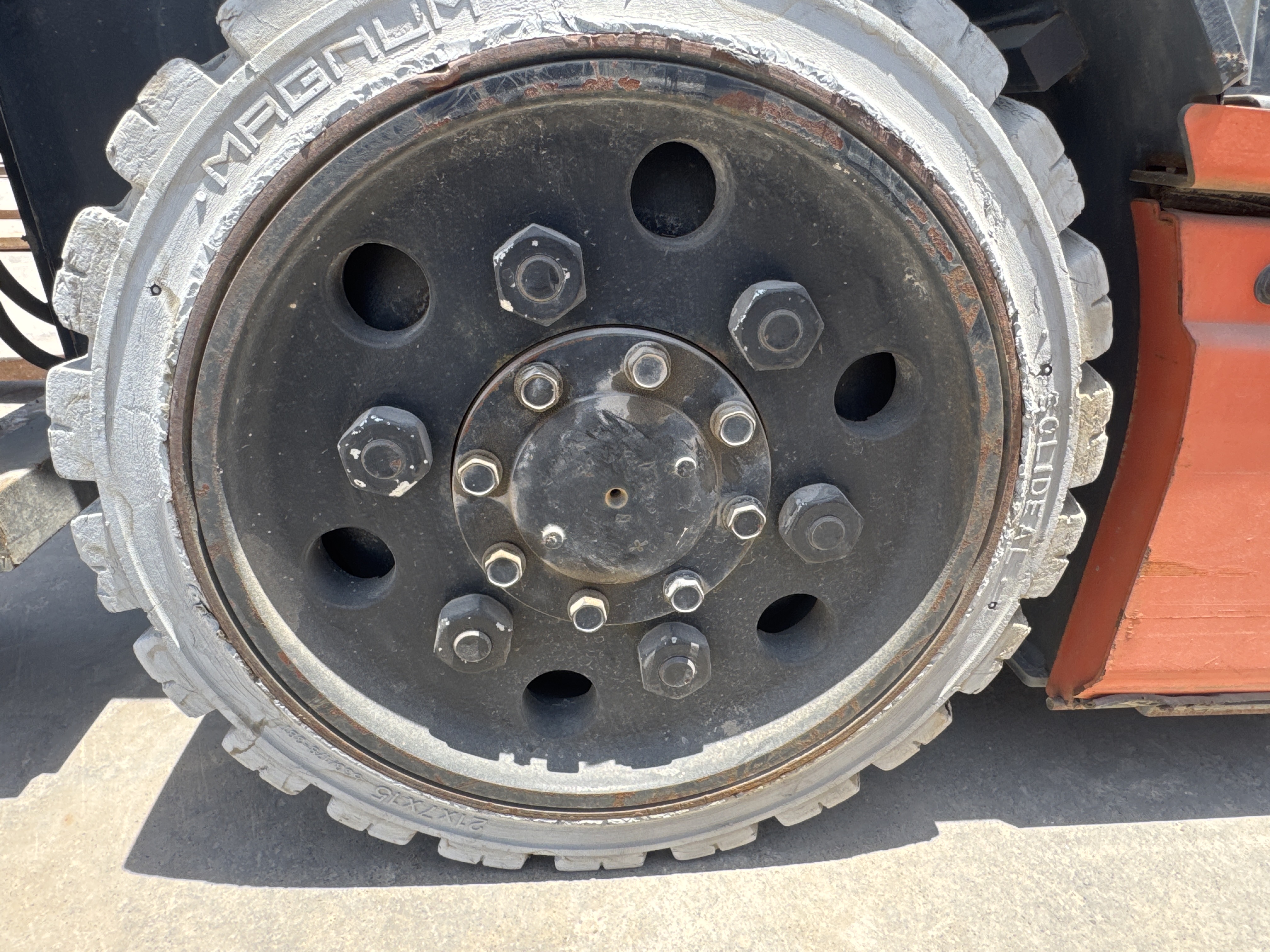 FLM-002-Toyota-8FBCU25-Forklifts-inspection-Chassis-Left-front-tire-/-wheel-hub---condition-1