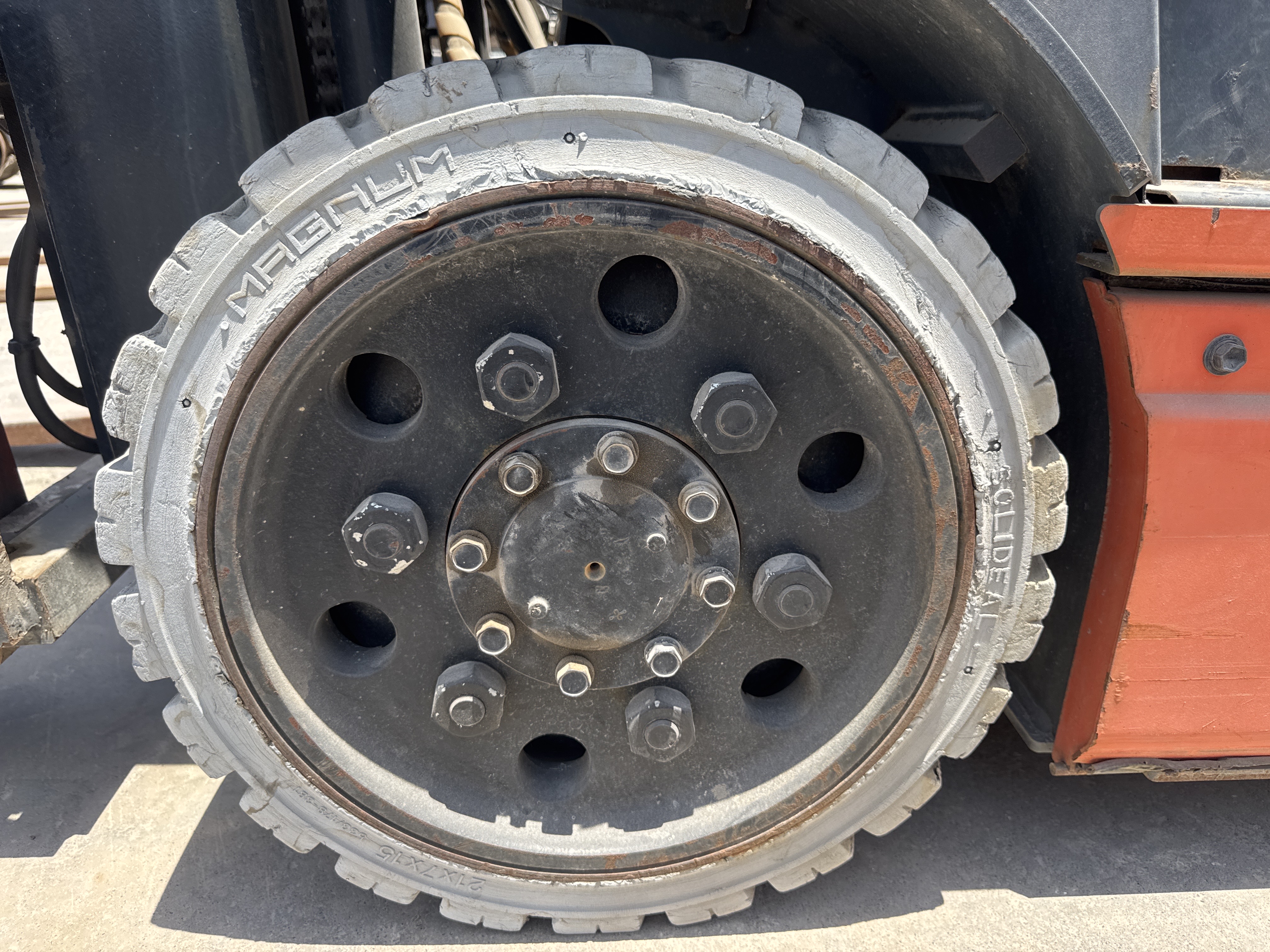FLM-002-Toyota-8FBCU25-Forklifts-inspection-Chassis-Left-front-tire-/-wheel-hub---condition-1