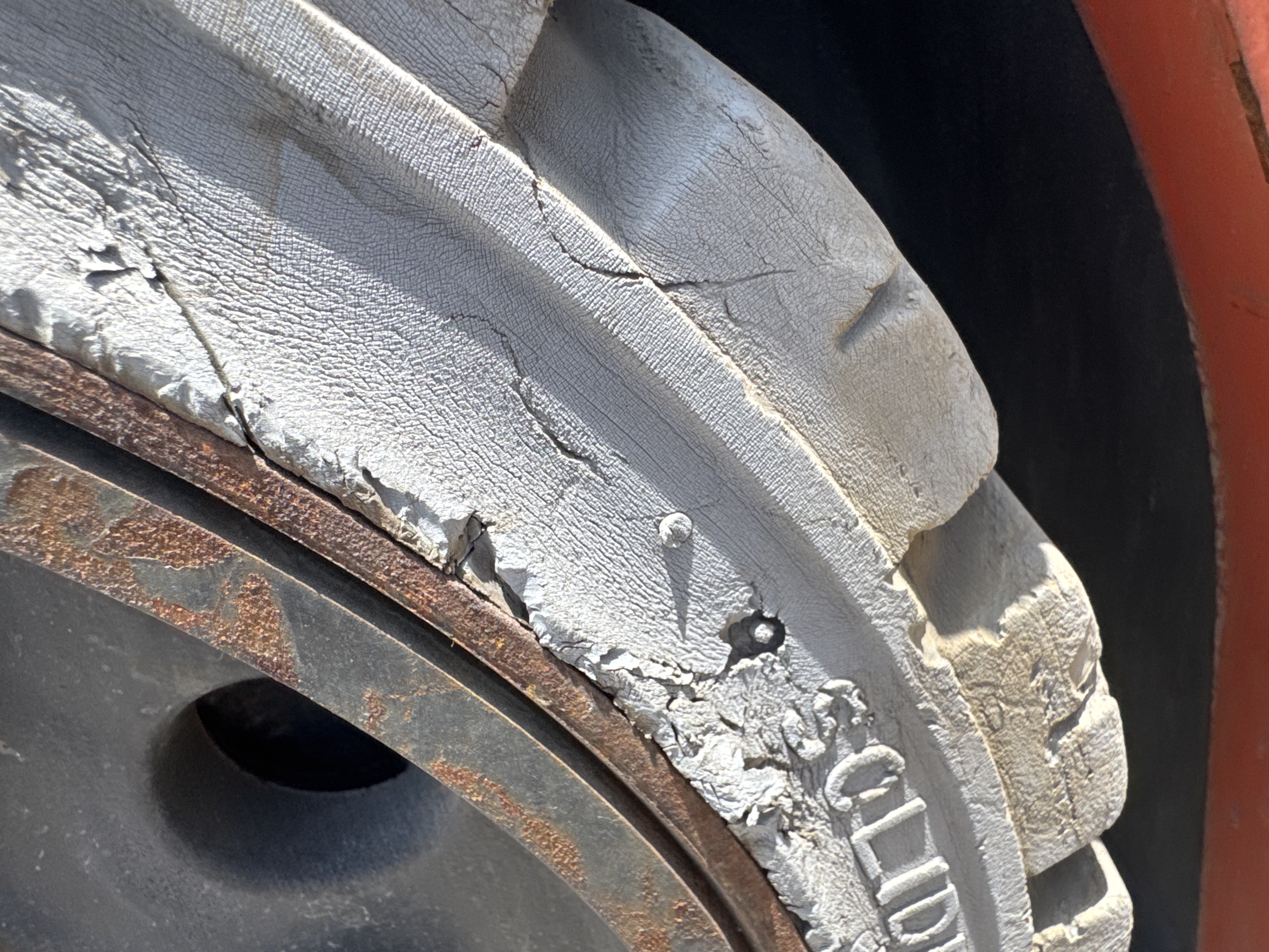 FLM-002-Toyota-8FBCU25-Forklifts-inspection-Chassis-Left-front-tire-/-wheel-hub---condition-1