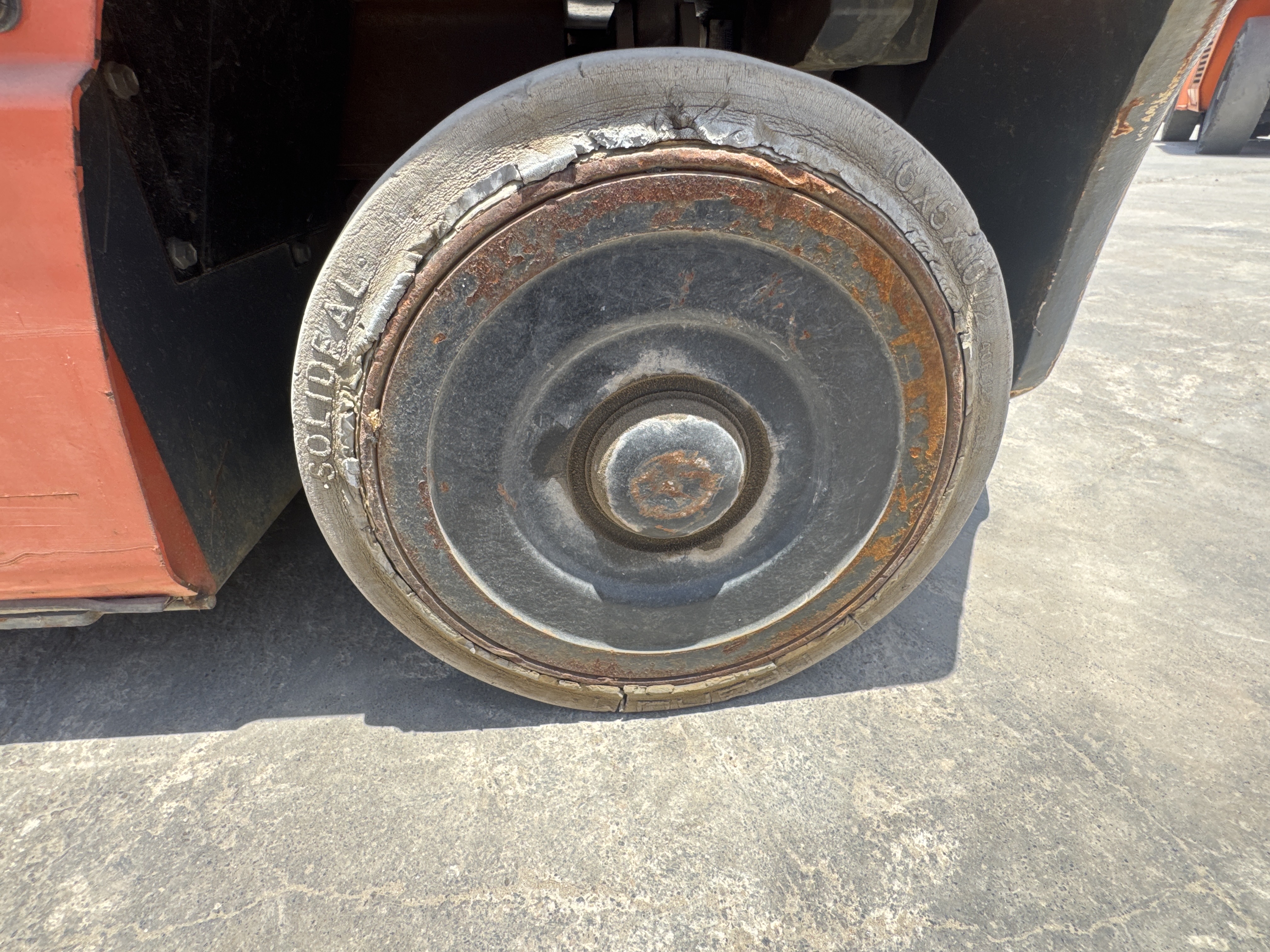 FLM-002-Toyota-8FBCU25-Forklifts-inspection-Chassis-Left-rear-tire-/-wheel-hub---condition-1