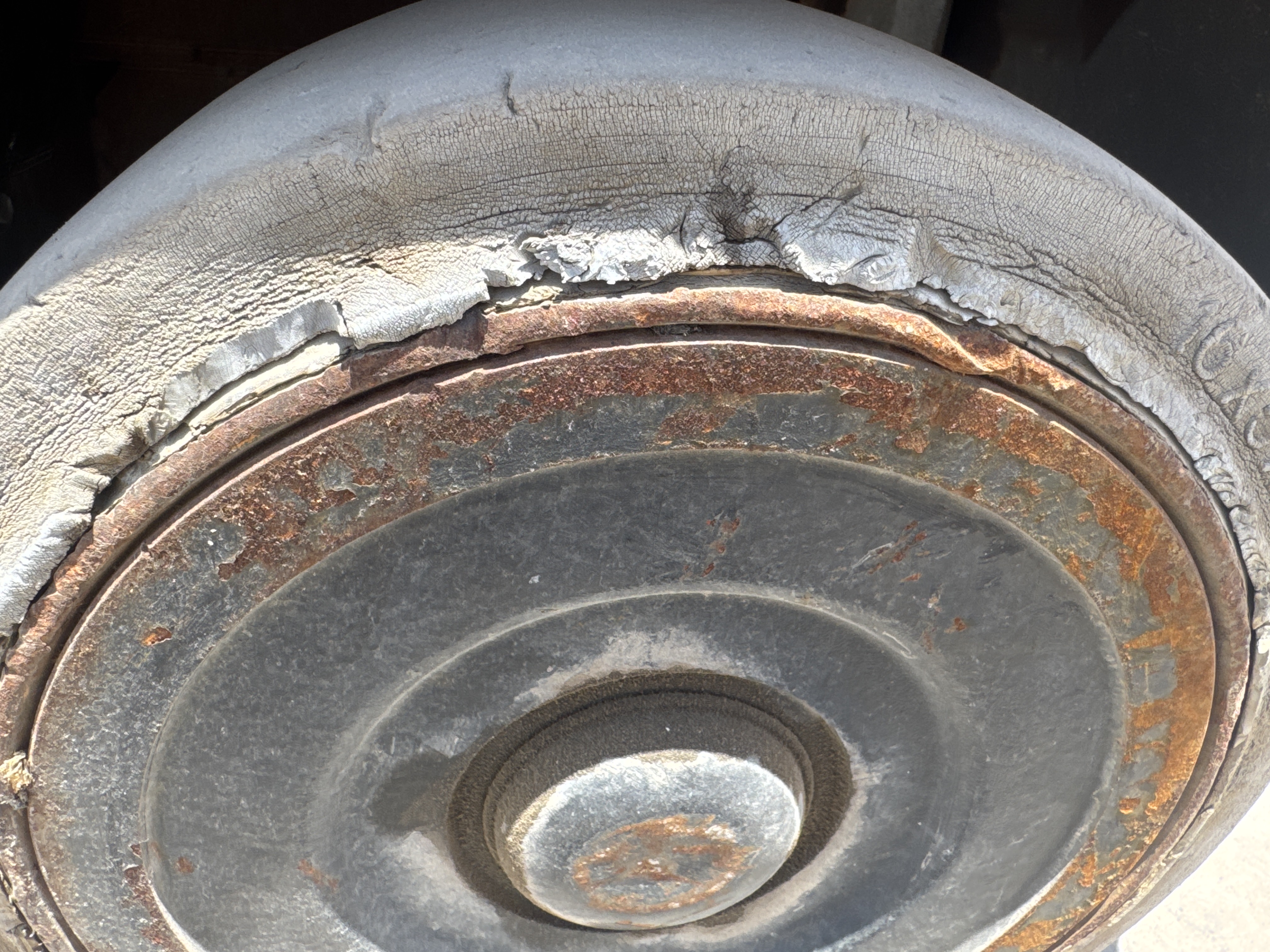 FLM-002-Toyota-8FBCU25-Forklifts-inspection-Chassis-Left-rear-tire-/-wheel-hub---condition-1