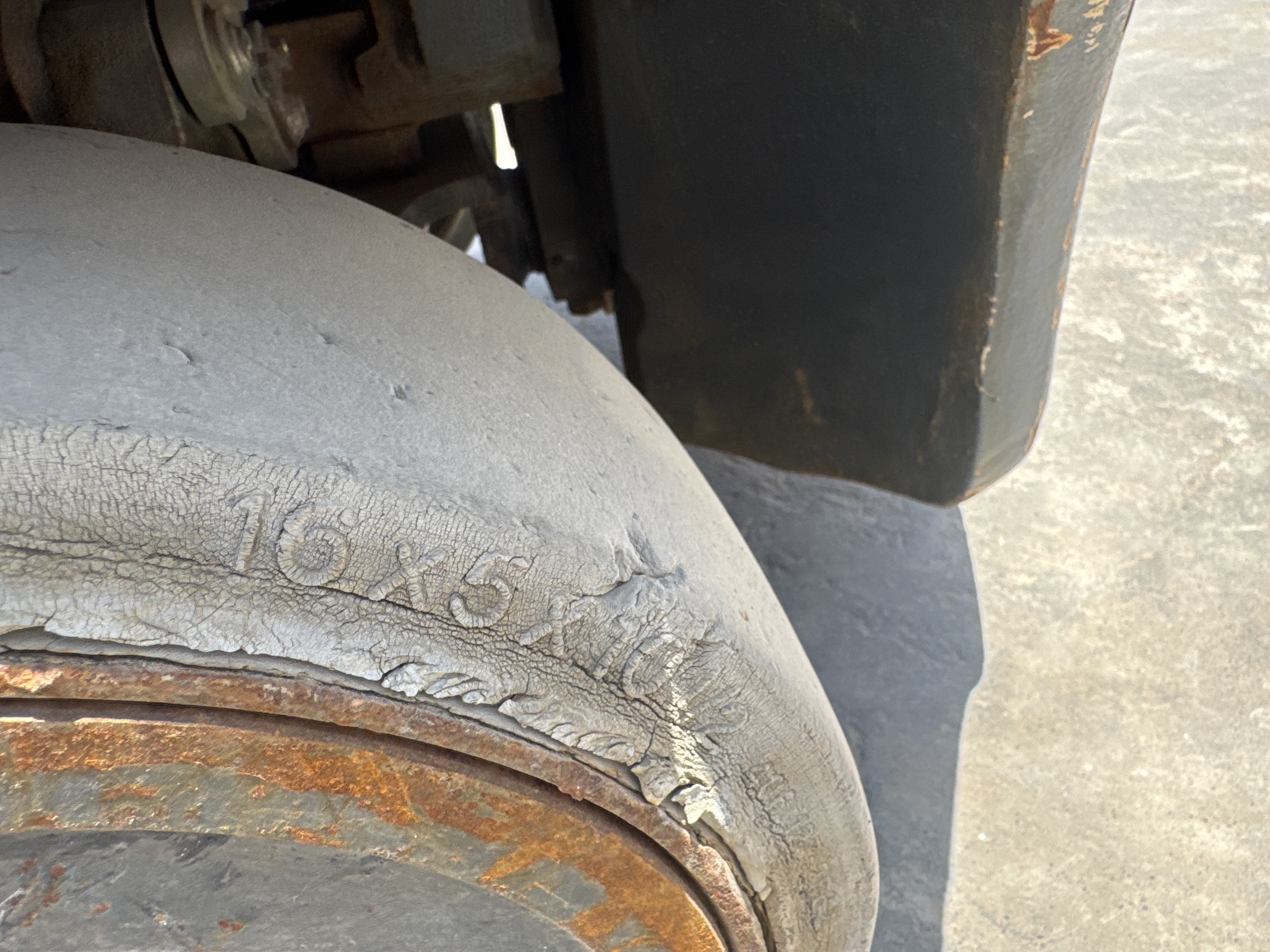 FLM-002-Toyota-8FBCU25-Forklifts-inspection-Chassis-Left-rear-tire-/-wheel-hub---condition-1