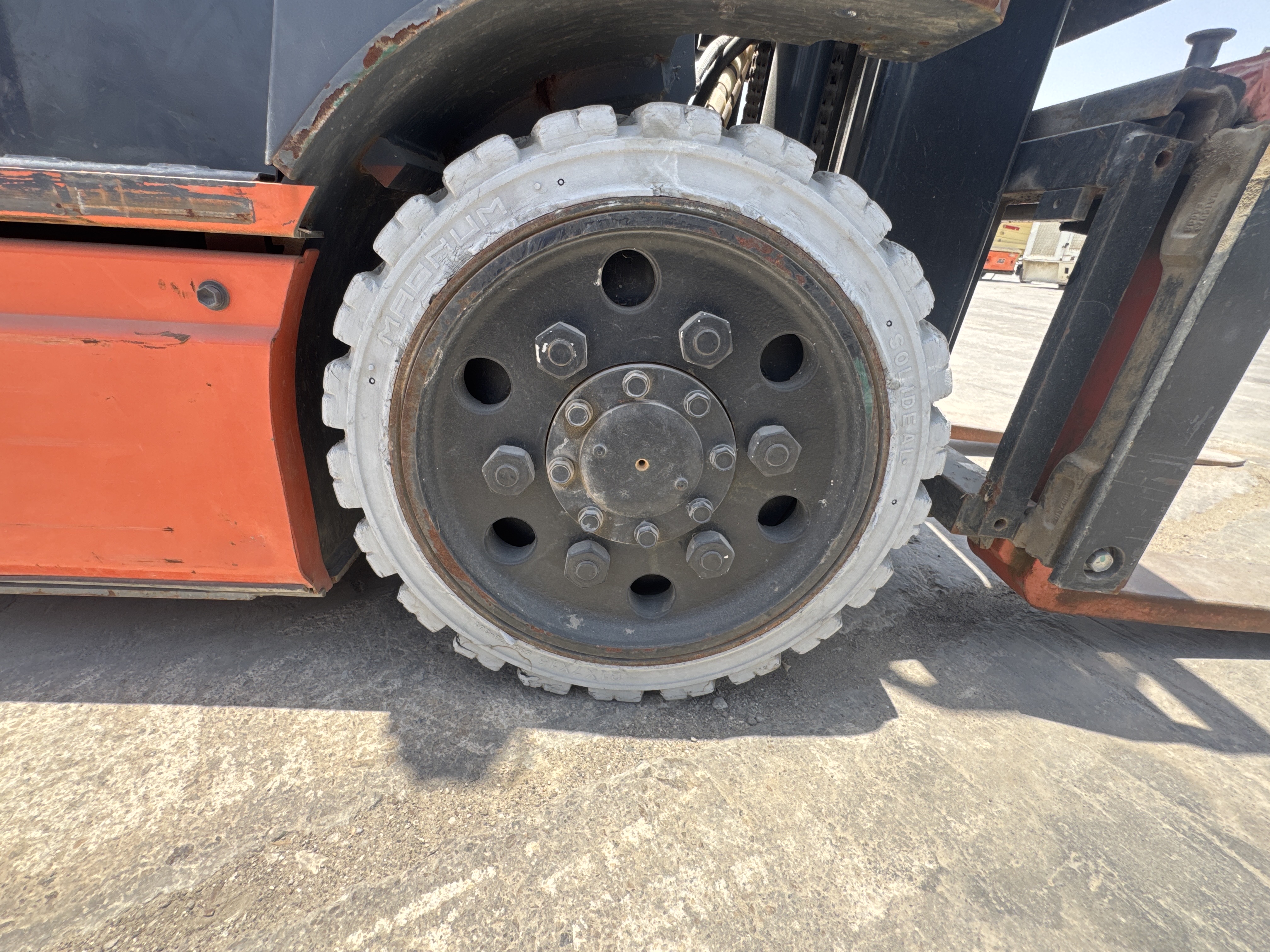 FLM-002-Toyota-8FBCU25-Forklifts-inspection-Chassis-Right-front-tire-/-wheel-hub---condition-1