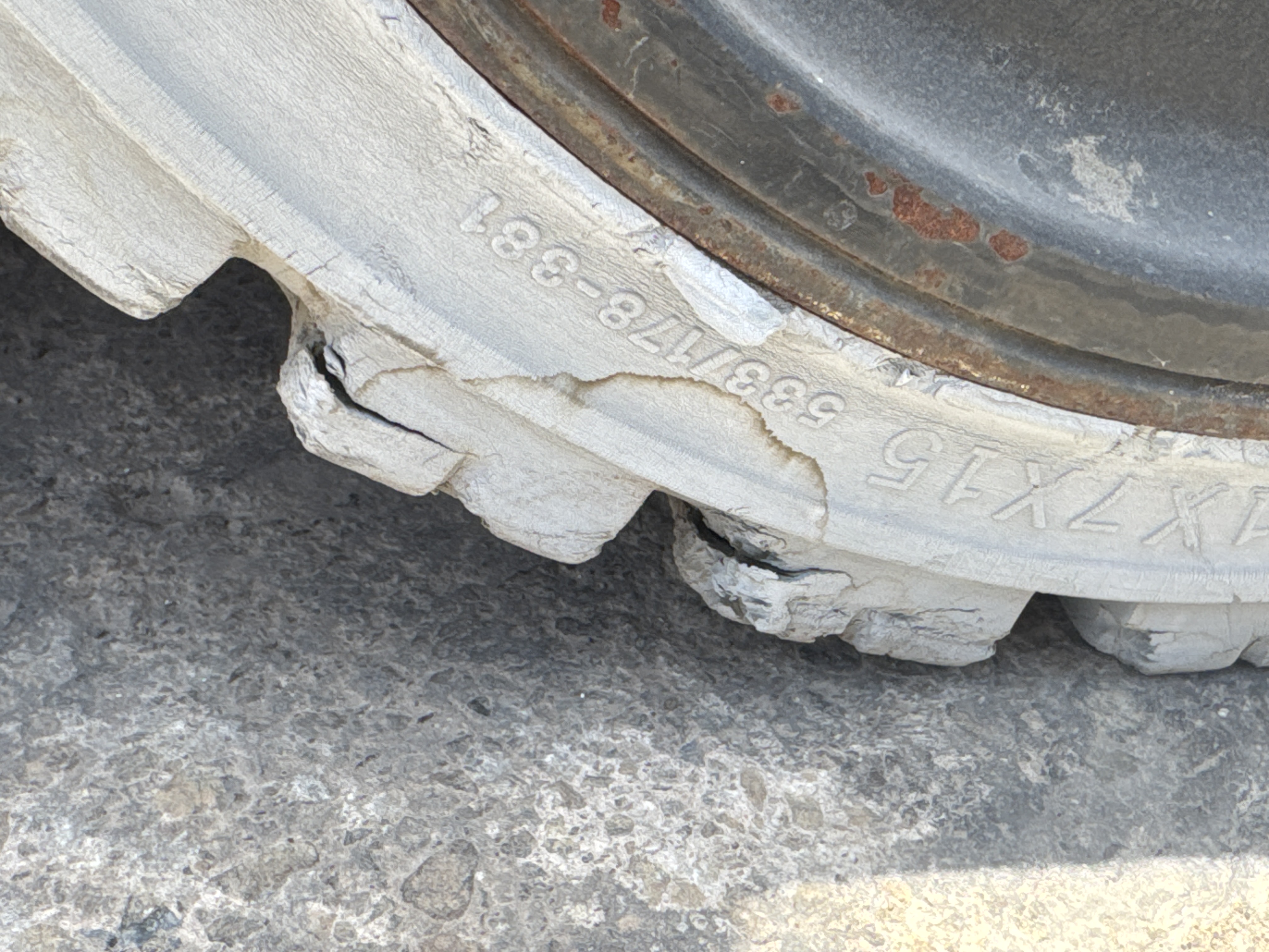FLM-002-Toyota-8FBCU25-Forklifts-inspection-Chassis-Right-front-tire-/-wheel-hub---condition-1