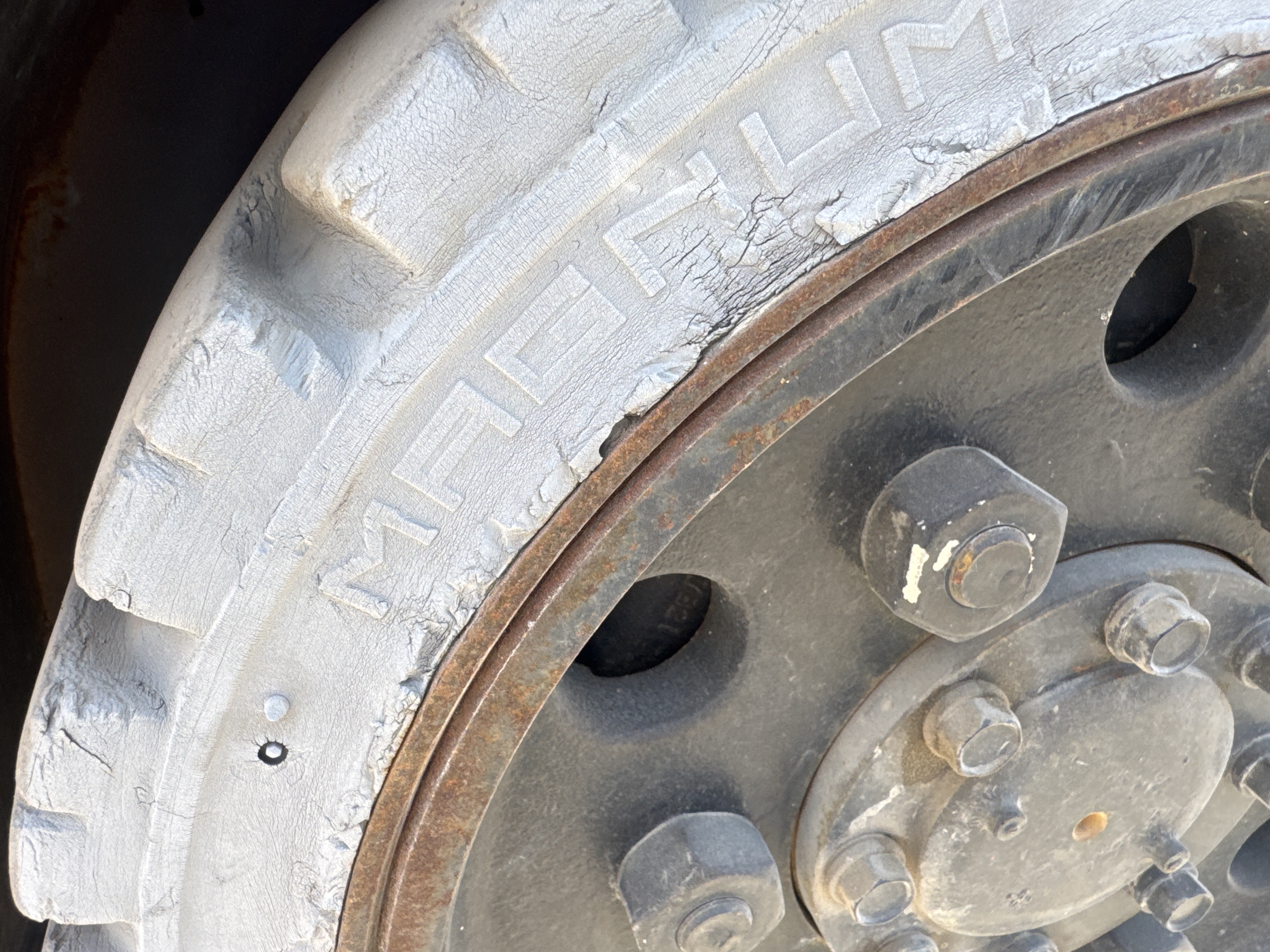 FLM-002-Toyota-8FBCU25-Forklifts-inspection-Chassis-Right-front-tire-/-wheel-hub---condition-1