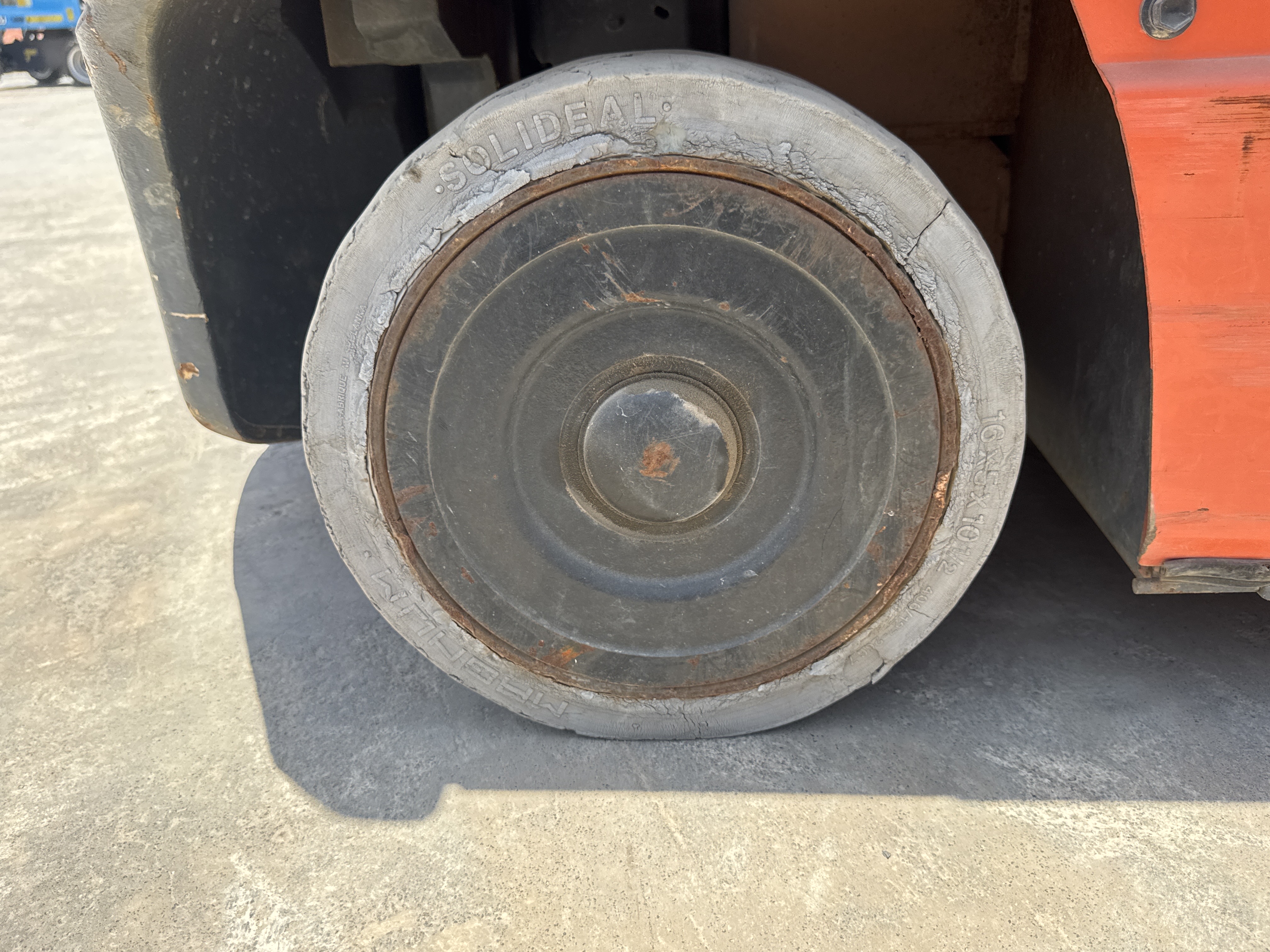 FLM-002-Toyota-8FBCU25-Forklifts-inspection-Chassis-Right-rear-tire-/-wheel-hub---condition-1