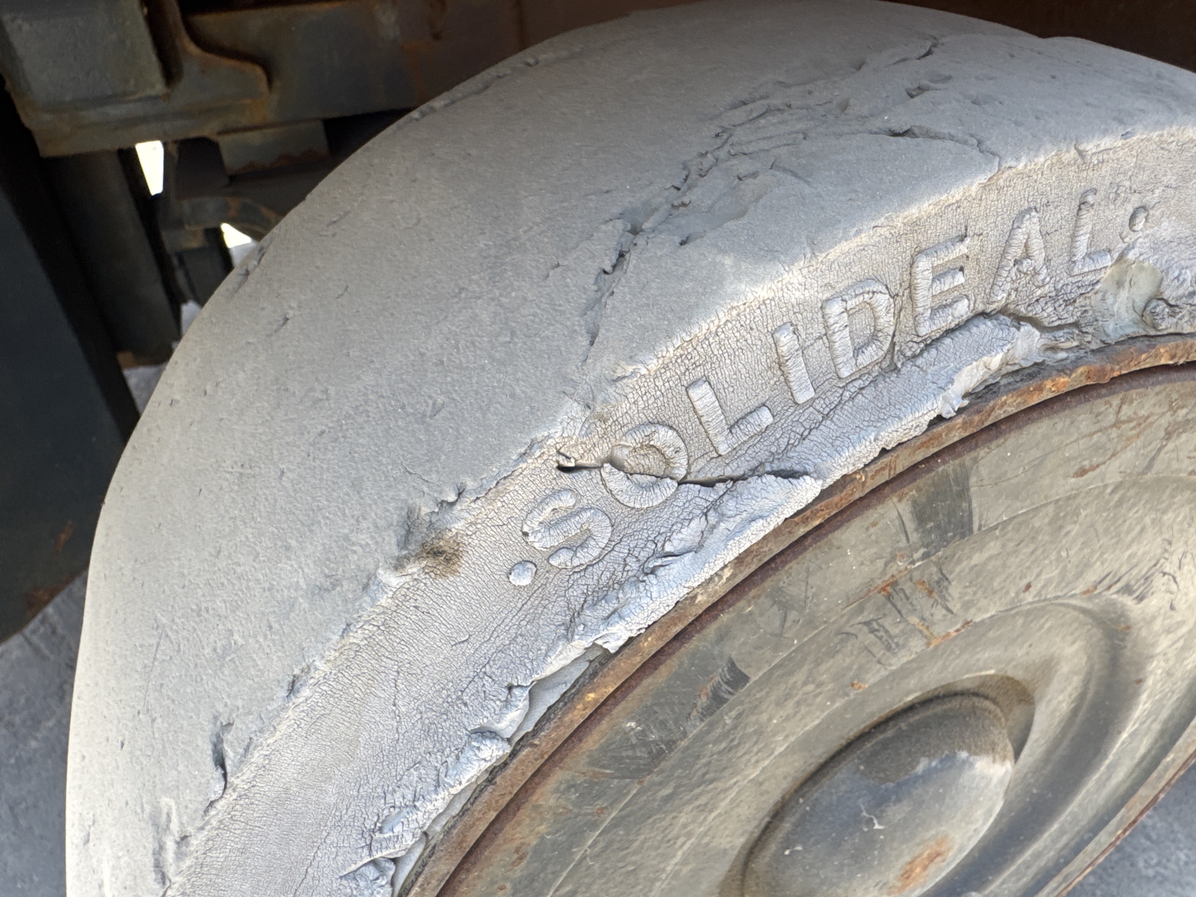 FLM-002-Toyota-8FBCU25-Forklifts-inspection-Chassis-Right-rear-tire-/-wheel-hub---condition-1