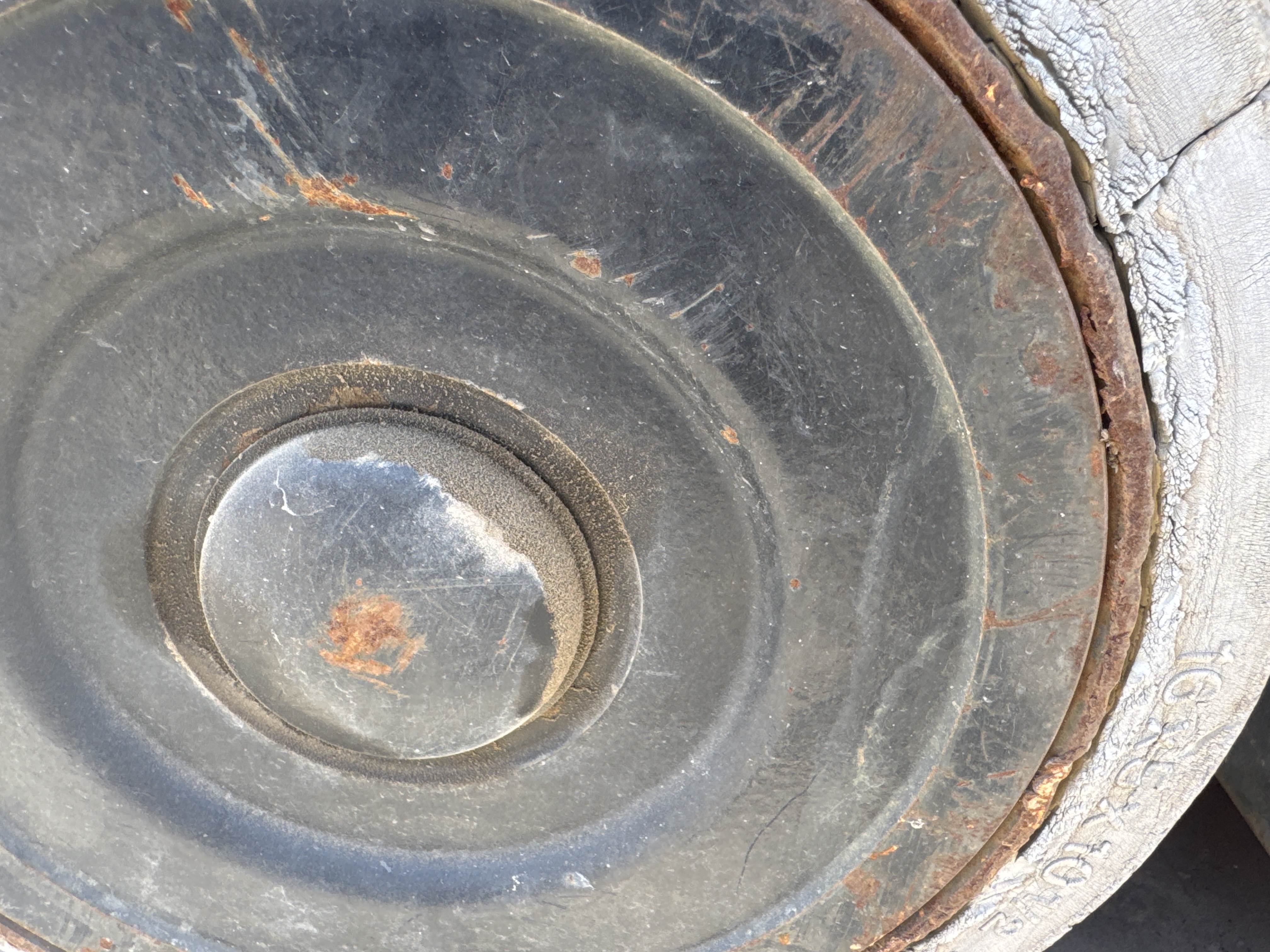 FLM-002-Toyota-8FBCU25-Forklifts-inspection-Chassis-Right-rear-tire-/-wheel-hub---condition-1