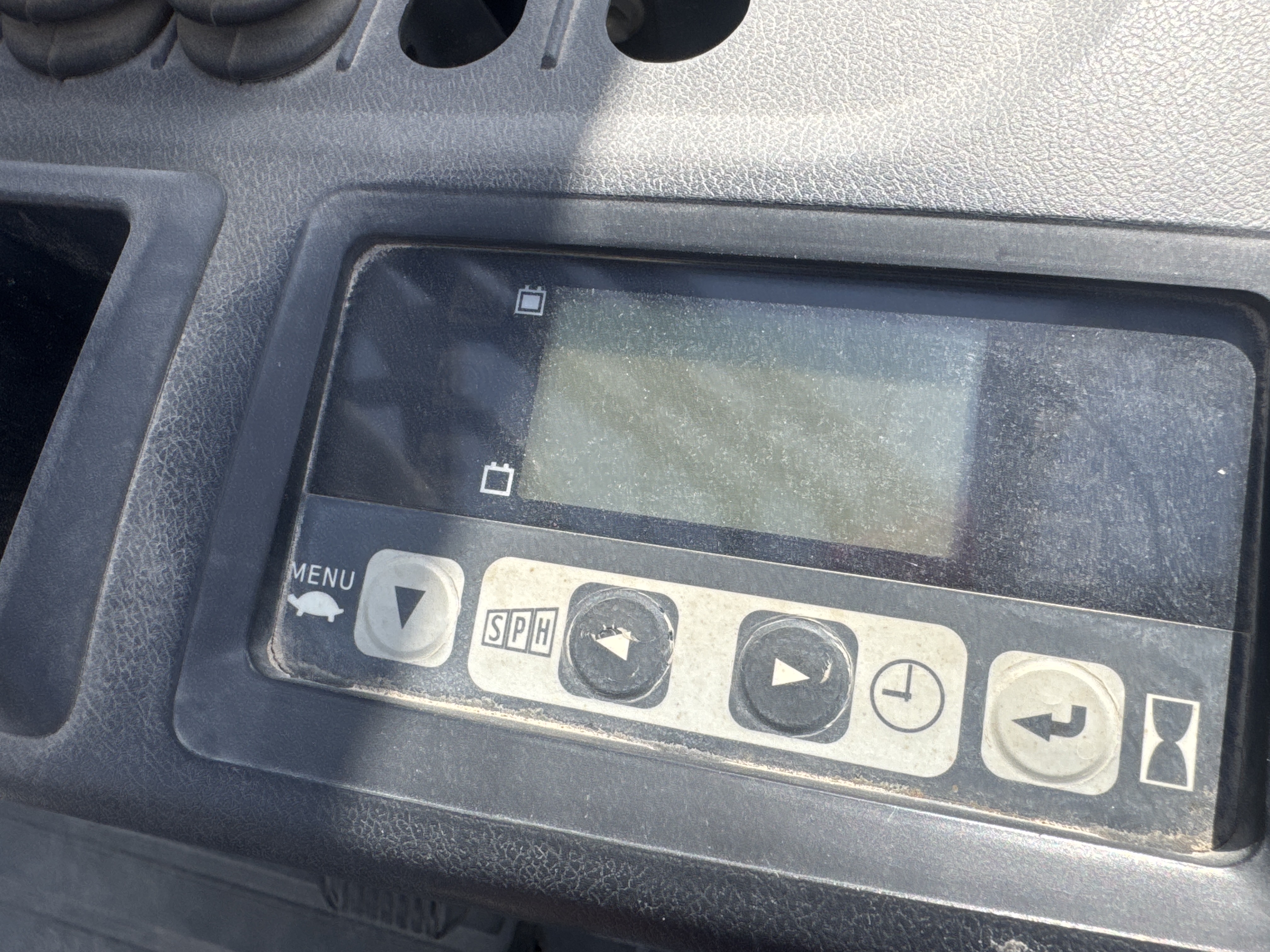 FLM-002-Toyota-8FBCU25-Forklifts-inspection-Cabin-Electronic-instrument-board-1
