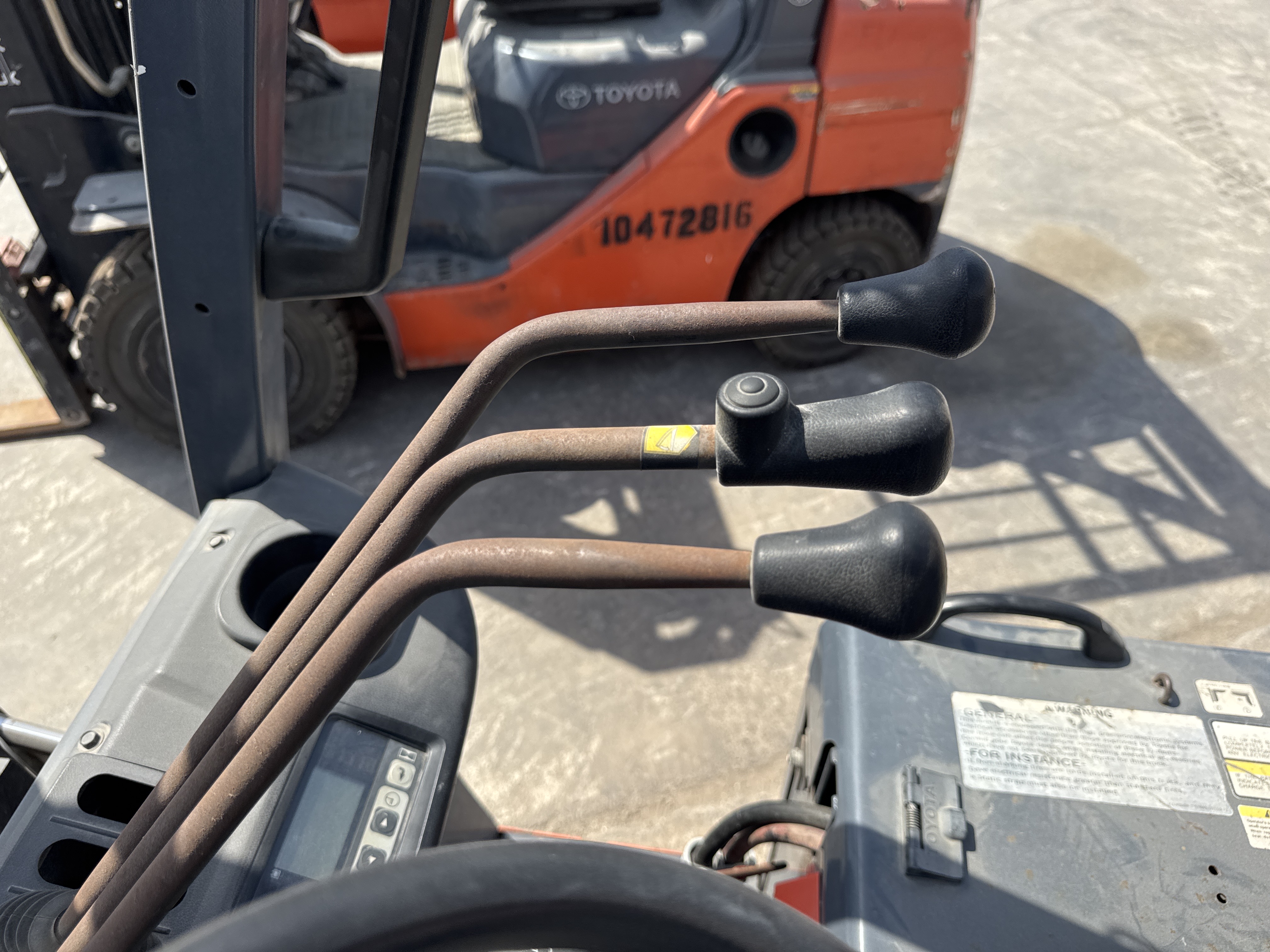 FLM-002-Toyota-8FBCU25-Forklifts-inspection-Cabin-Control-levers-1