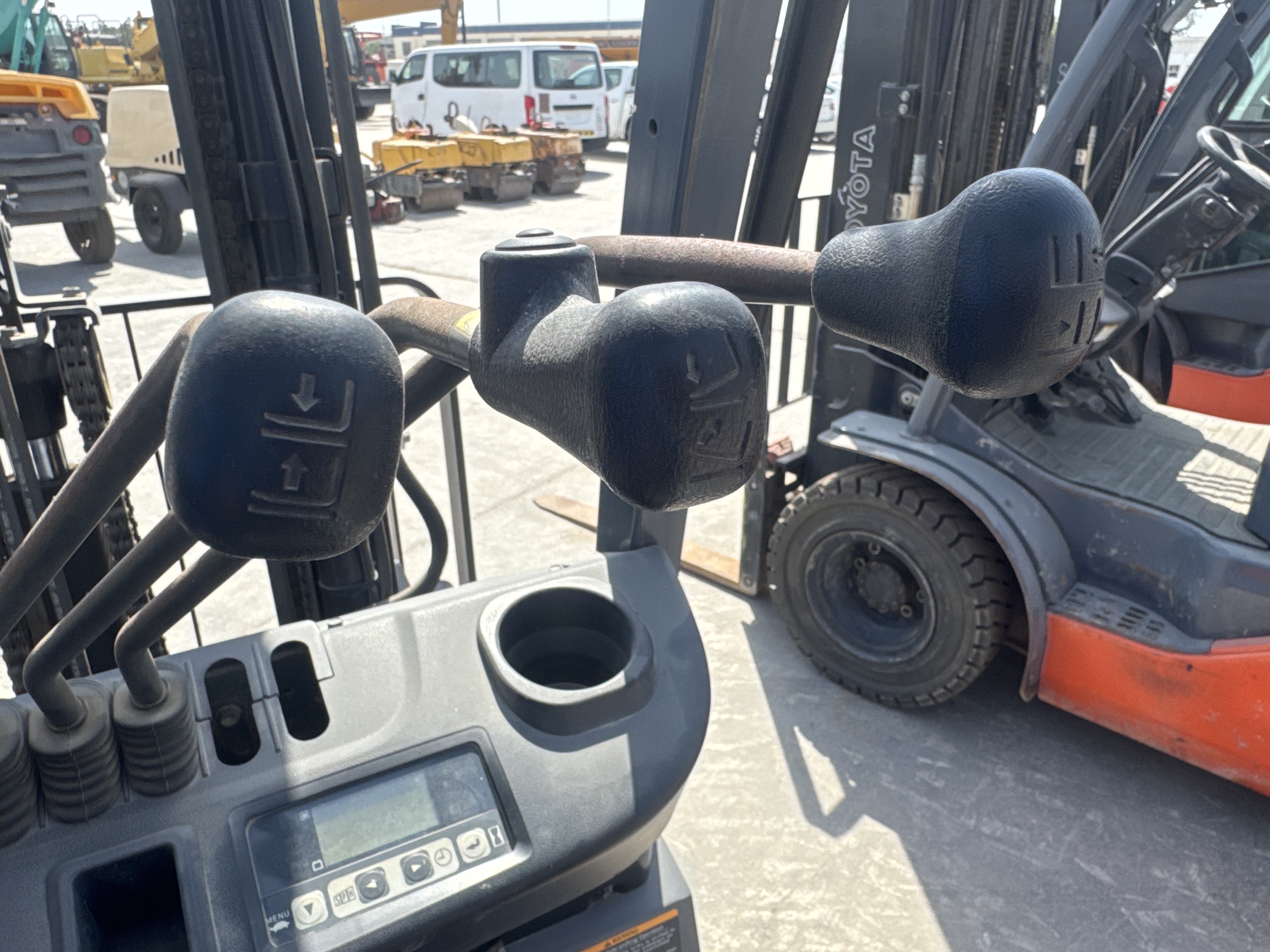 FLM-002-Toyota-8FBCU25-Forklifts-inspection-Cabin-Control-levers-1