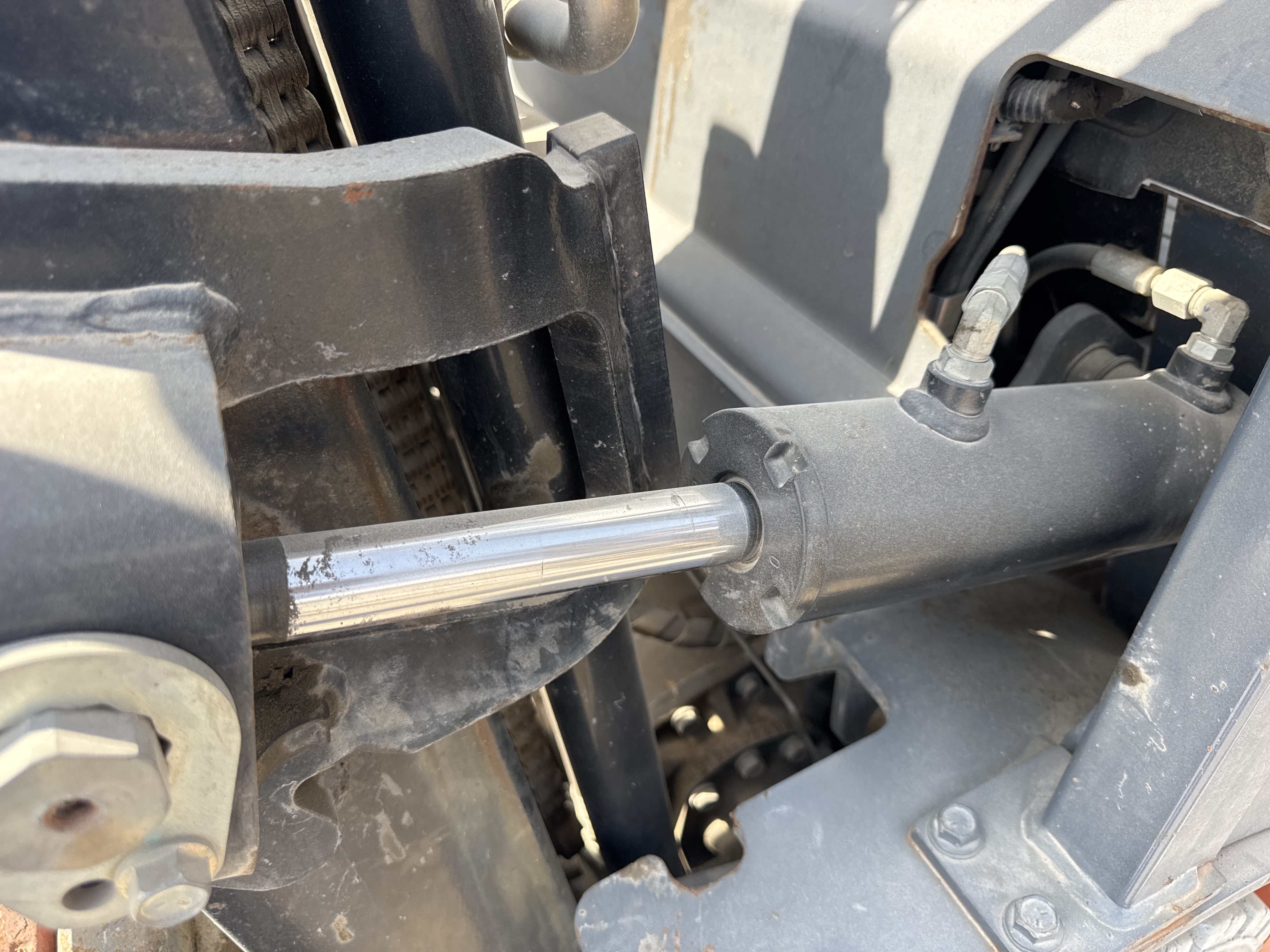 FLM-002-Toyota-8FBCU25-Forklifts-inspection-Hydraulics-Tilt-cylinders-1