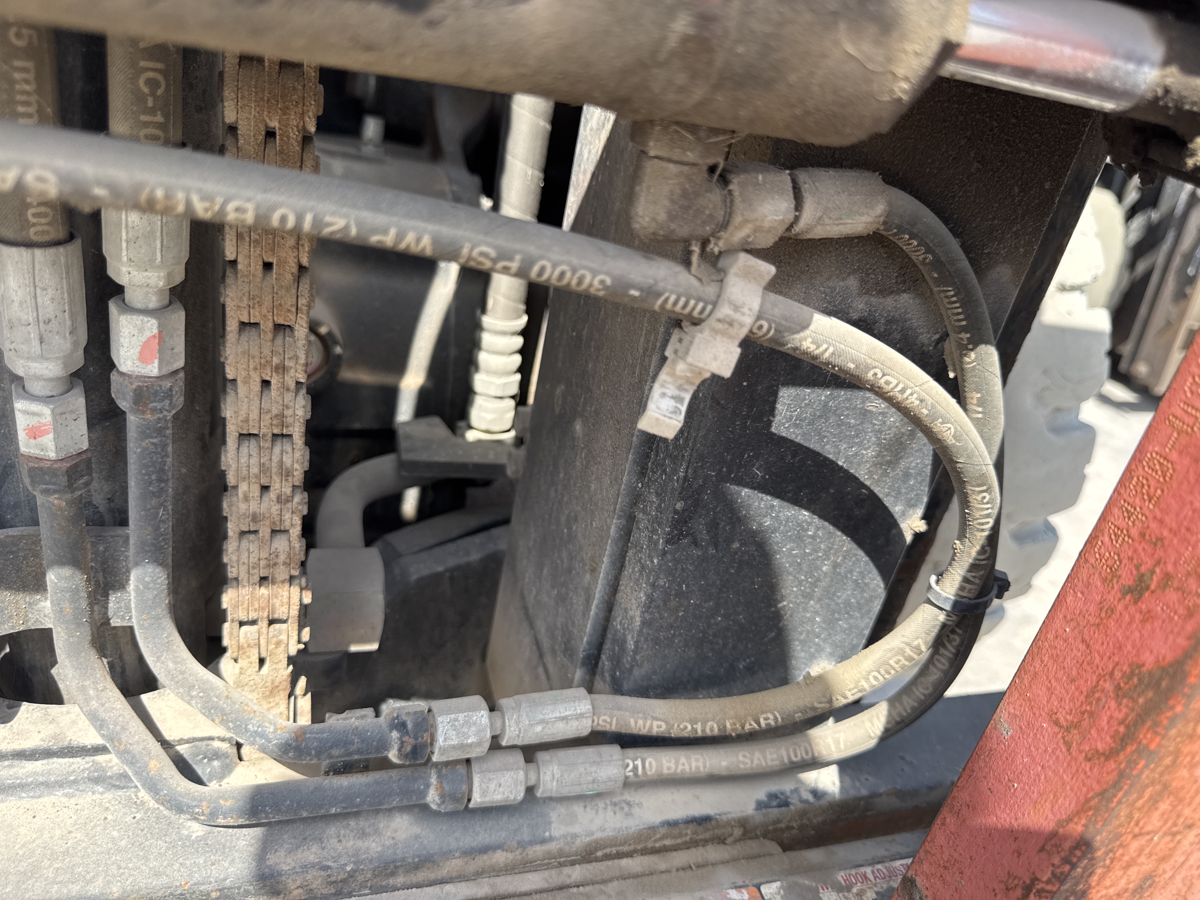FLM-002-Toyota-8FBCU25-Forklifts-inspection-Hydraulics-Hydraulic-hoses-and-lines-1